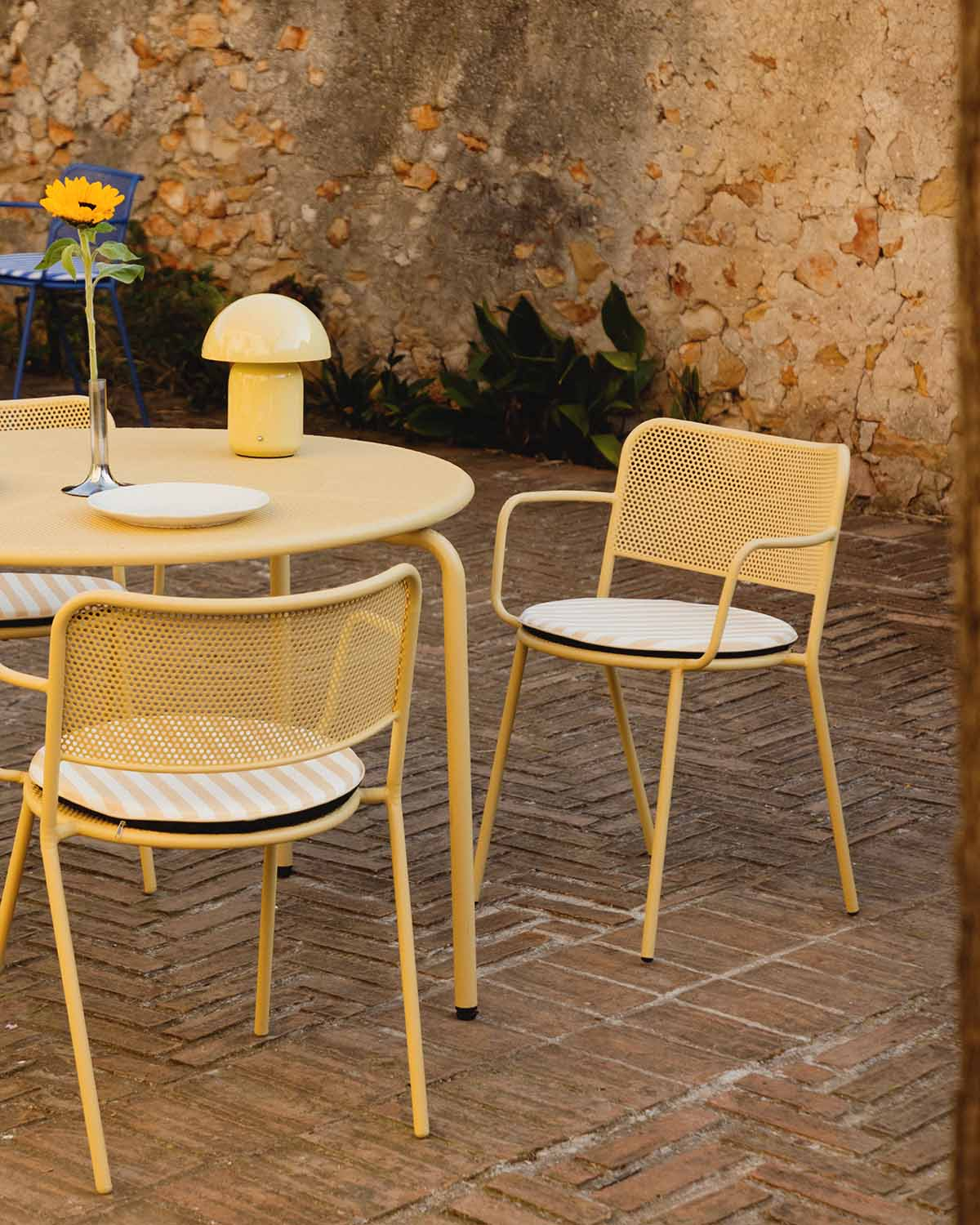 Dorothea - Silla de Exterior con Reposabrazos de Metal Dorothea
