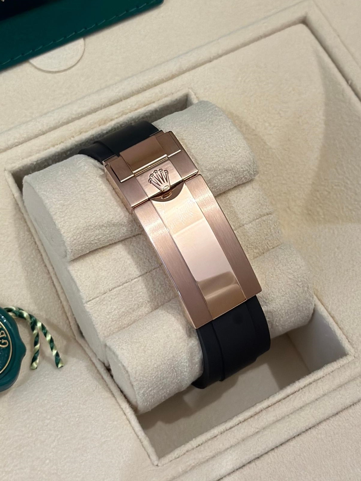 [Super Clone]Rolex Cosmograph Daytona 40mm Rose Gold Diamond Baguette Sundust Dial Diamond Bezel Oysterflex - 126535RBR