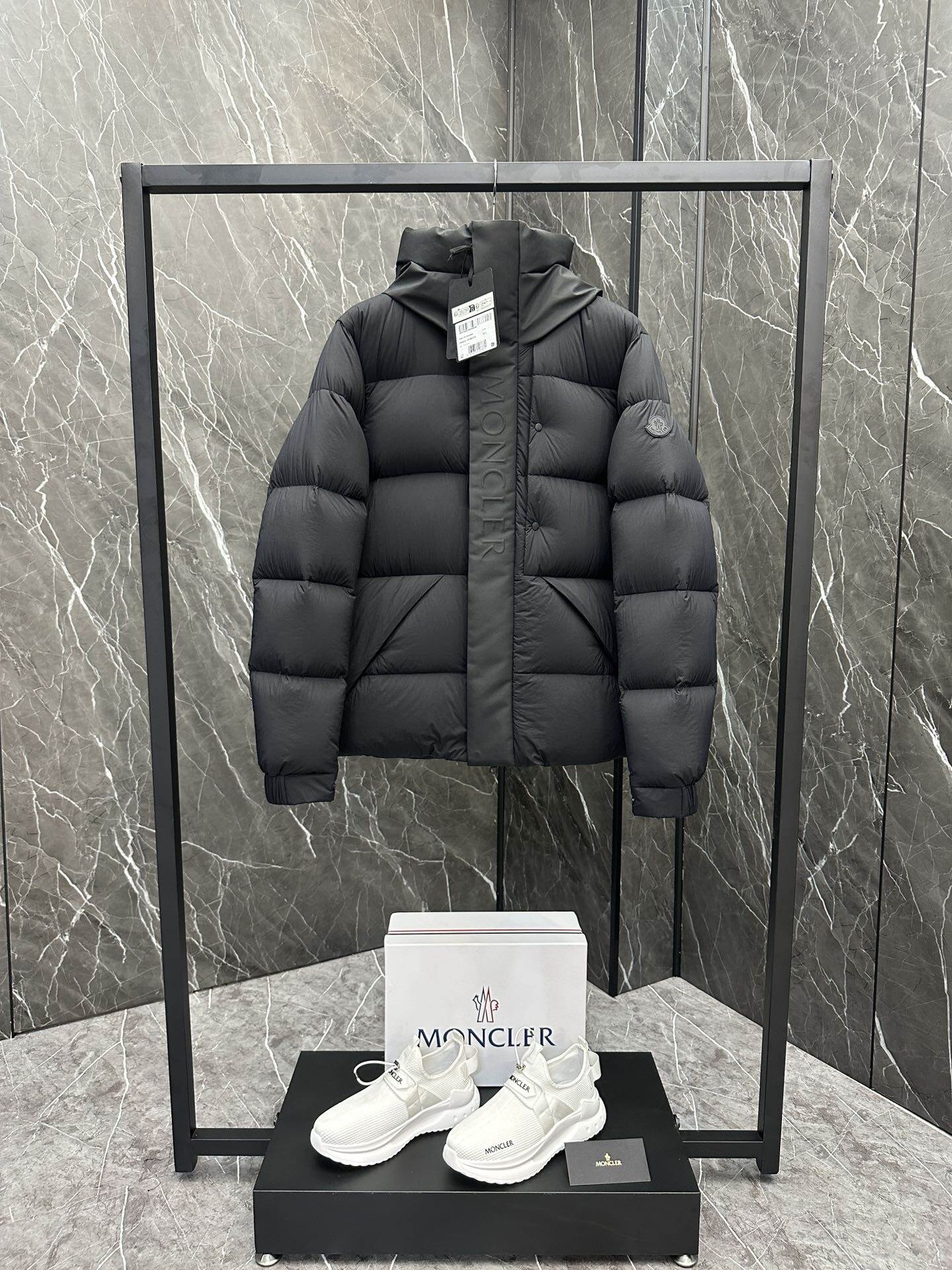 【公式認定ストア】MONCLER  Madeira モンクレール 定番ダウンコート 限定発売中！多くの著名人やセレブに愛用されています! 爆買い！即完売必至