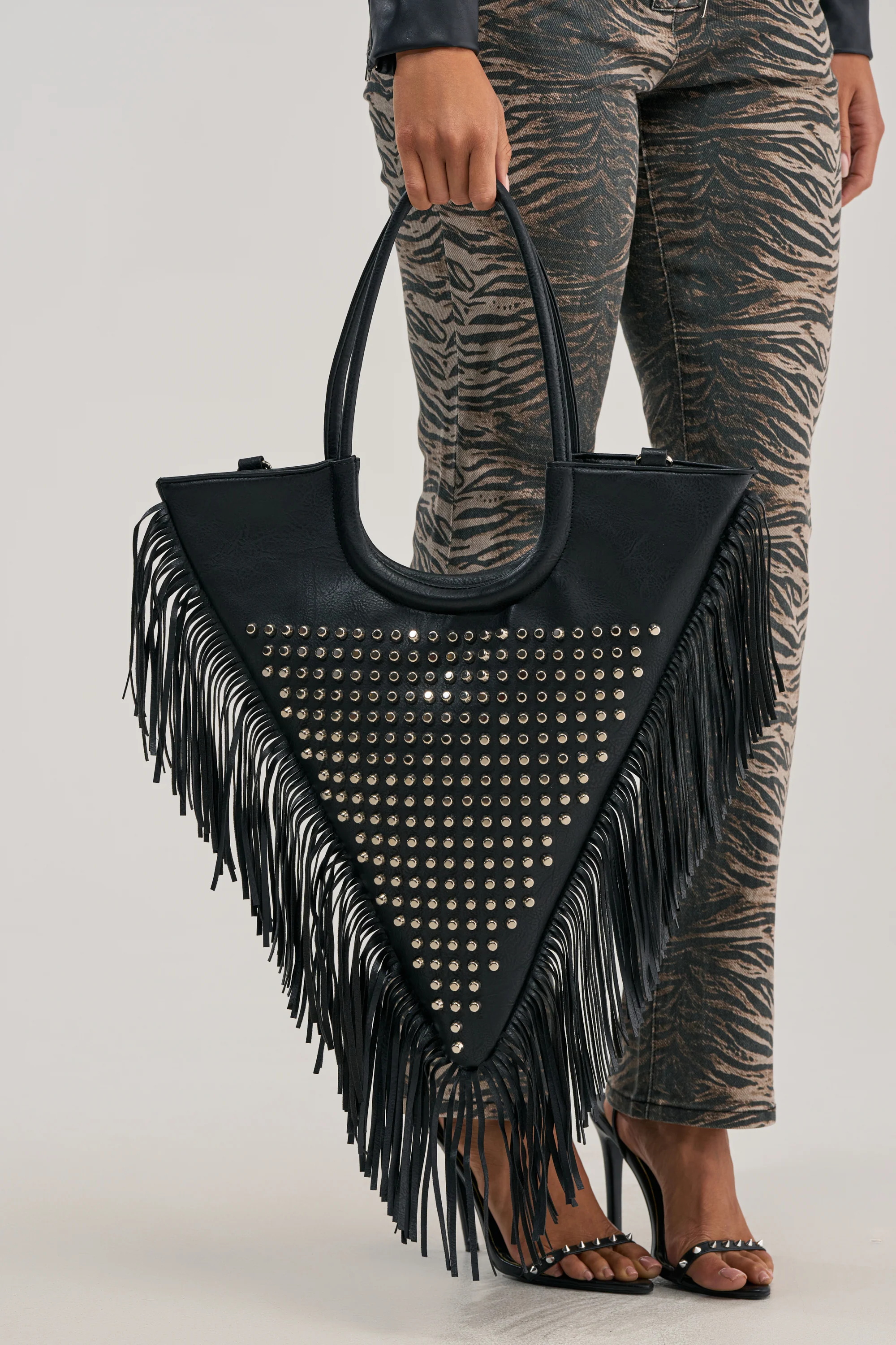 TAKE ME OUT STUDDED TOTE - Akira Store