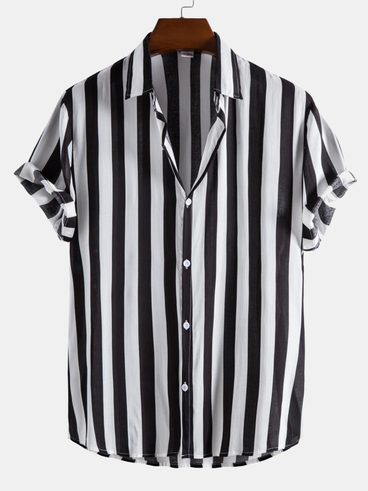 Chemises à larges rayures et shorts de bain