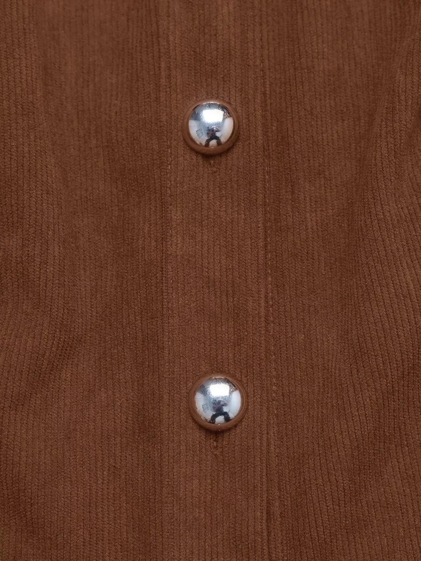 Robe mi-longue à manches longues avec boutons sur le devant