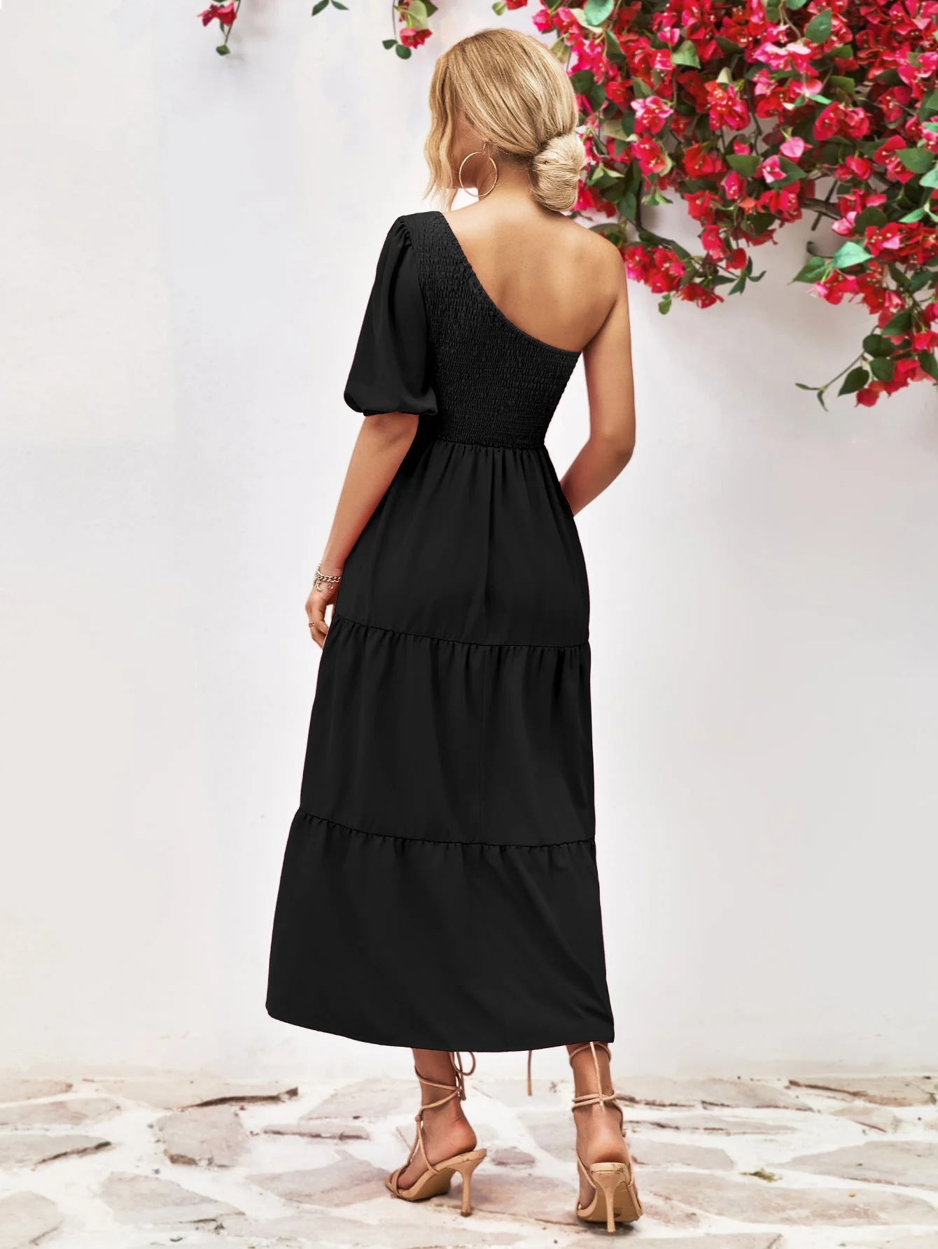 Sophie Paris | Robe mi-longue à une épaule froncée avec silhouette fluide