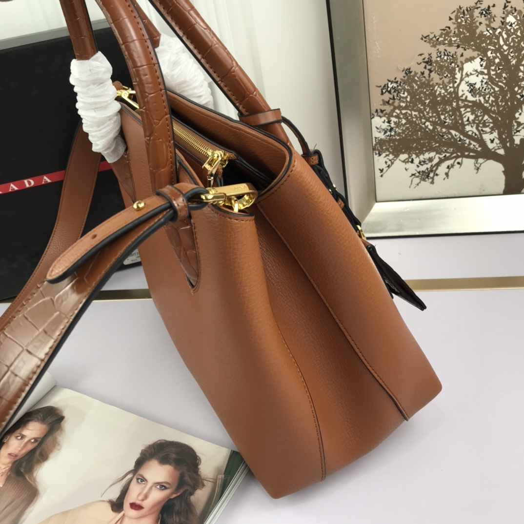Pra new arrival bag 66153  size: 30*24*14 cm