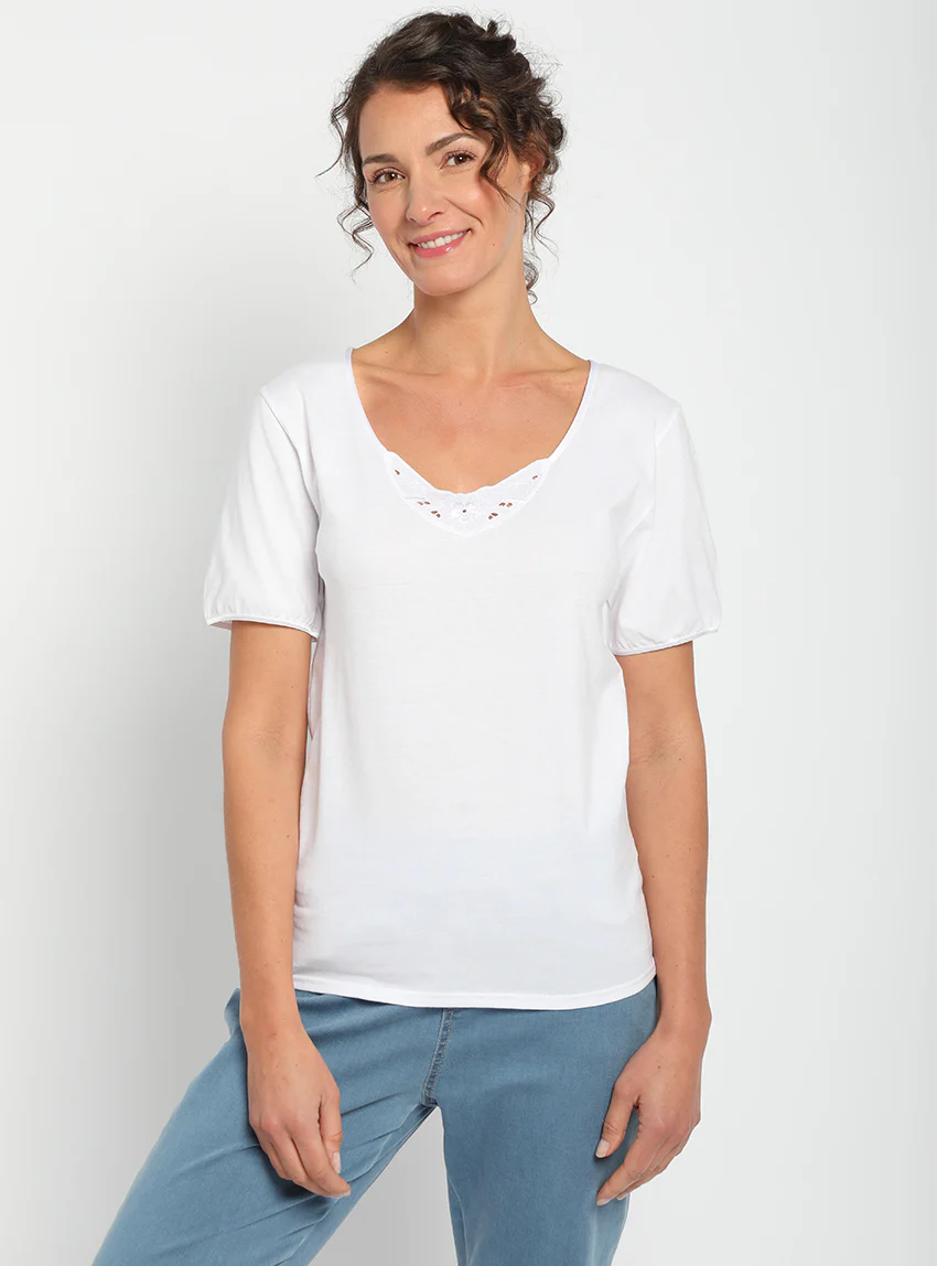 Tee-shirt femme col V brodé en coton peigné blanc