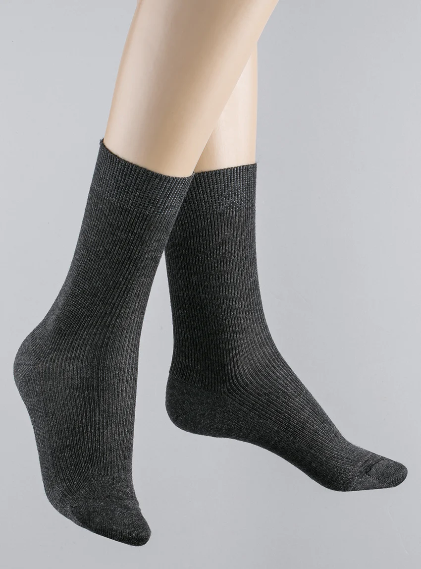 Mi-chaussettes en pure laine grises