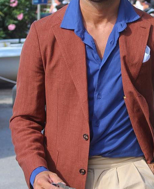 Blazer à revers cranté, boutons et poches, design classique.