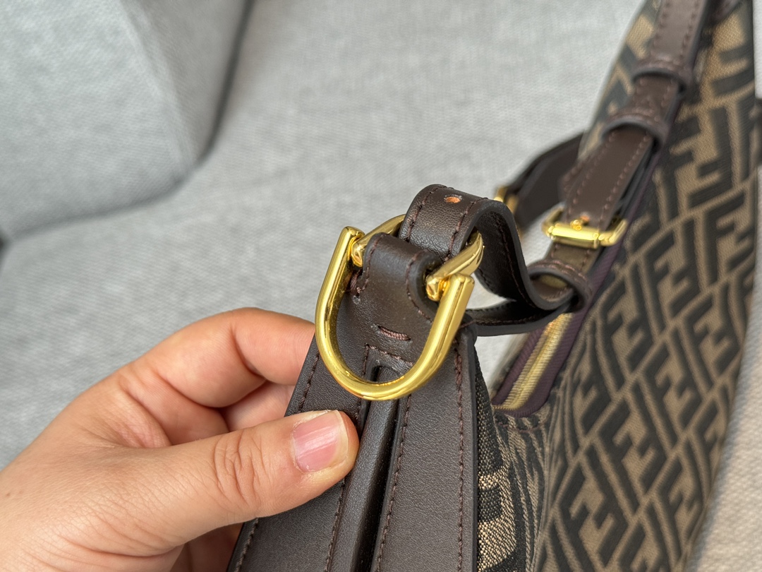 Fen new arrival bag size??28*16cm