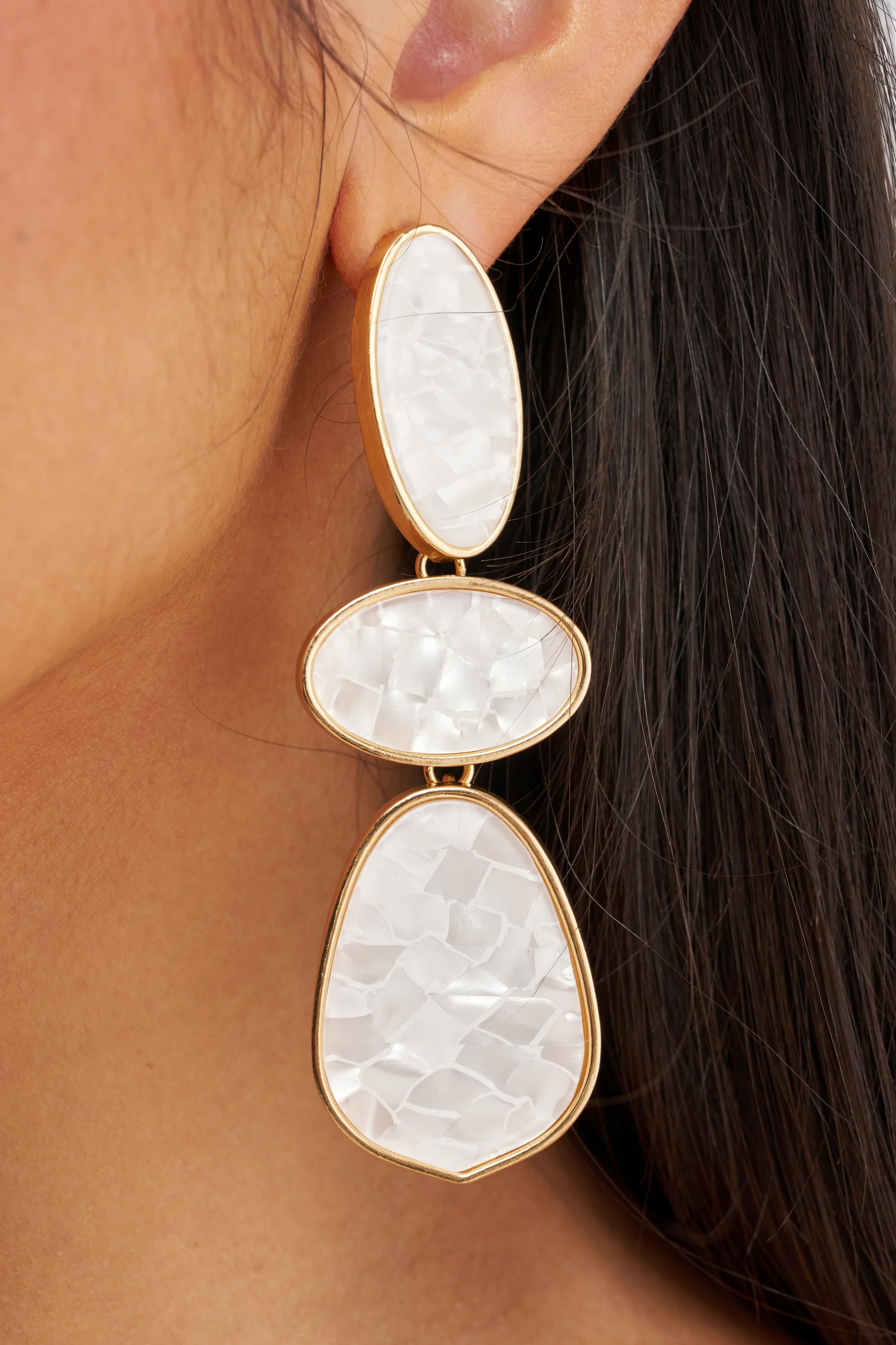 TRIPLE DROP EARRINGS IN WHITE - Akira Store