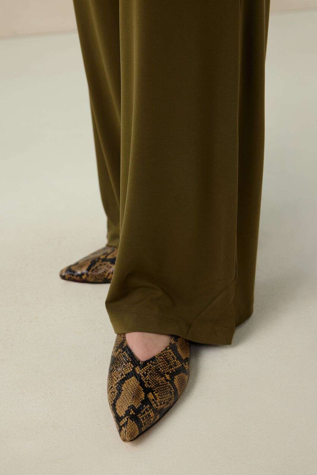 Bruine ballerina met slangenprint