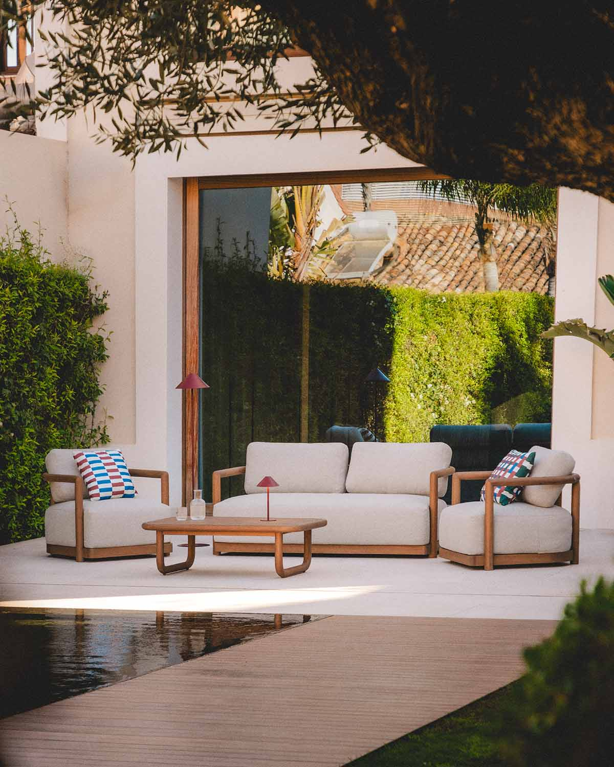 Elnes - Set de Jardín con Sofá 2 Plazas, 2 Sillones y Mesa de Centro de Madera de Eucalipto y Tela Elnes