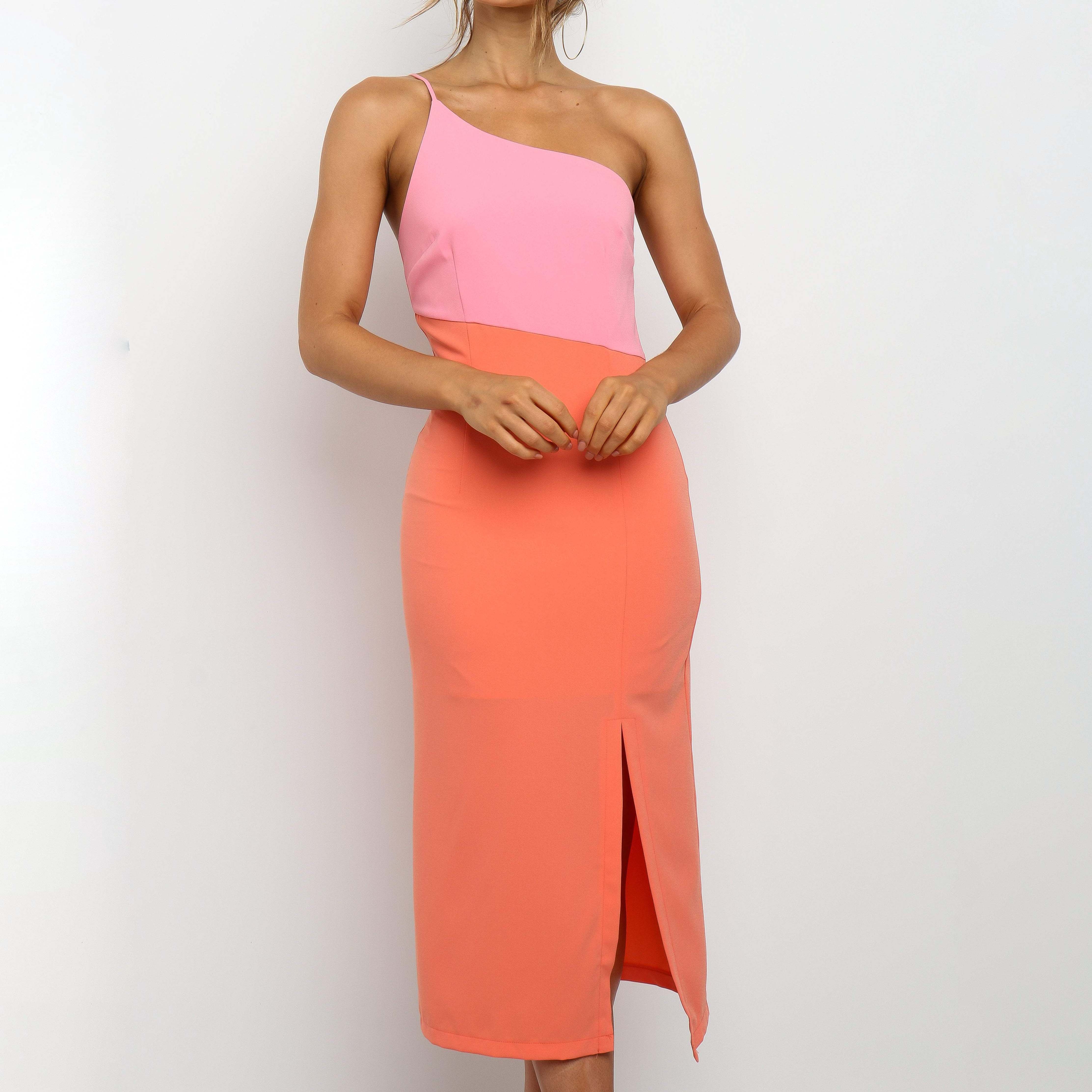 Robe élégante à une bretelle contrastée et coutures apparentes