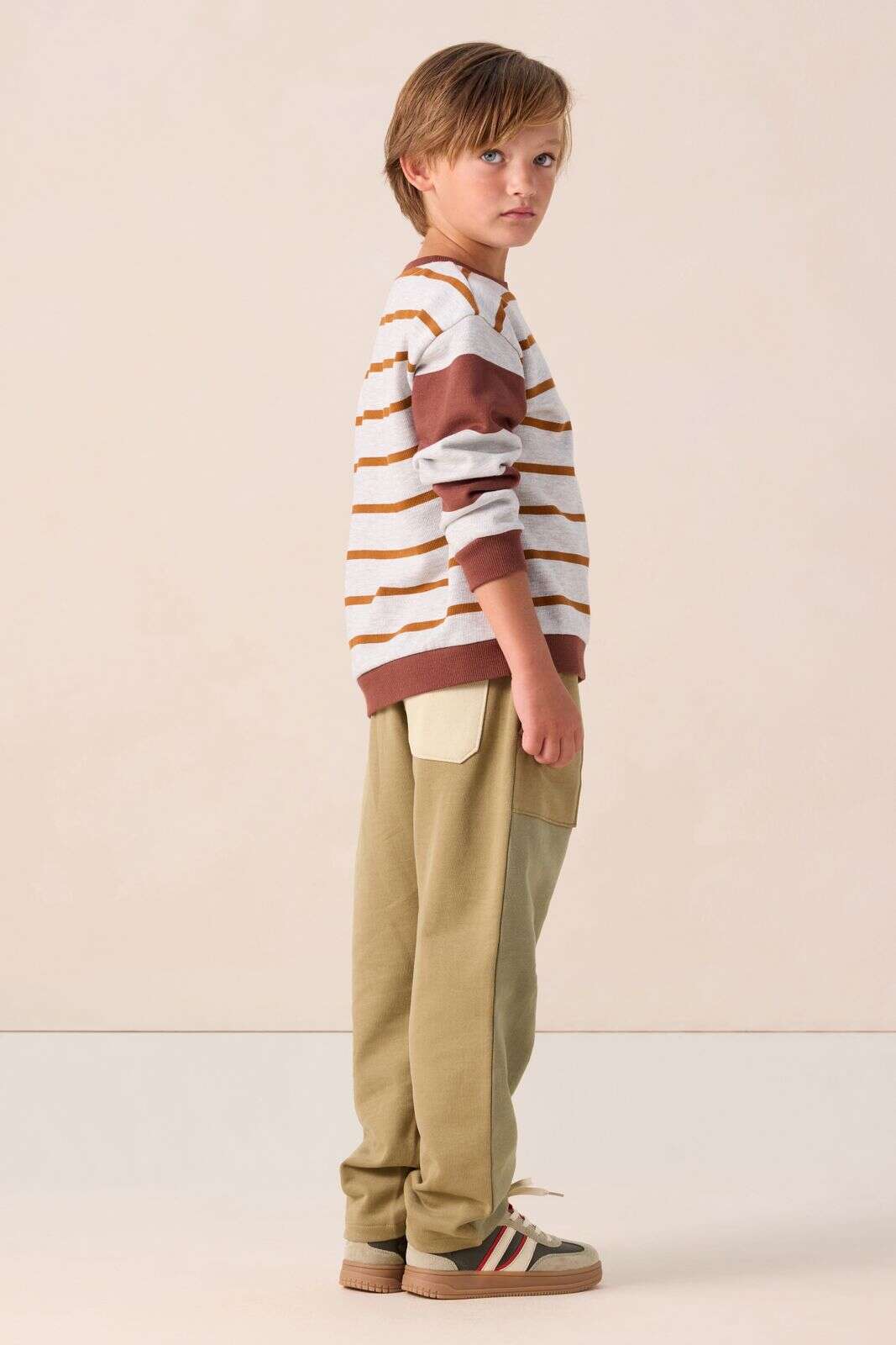 Grijze sweater met strepen