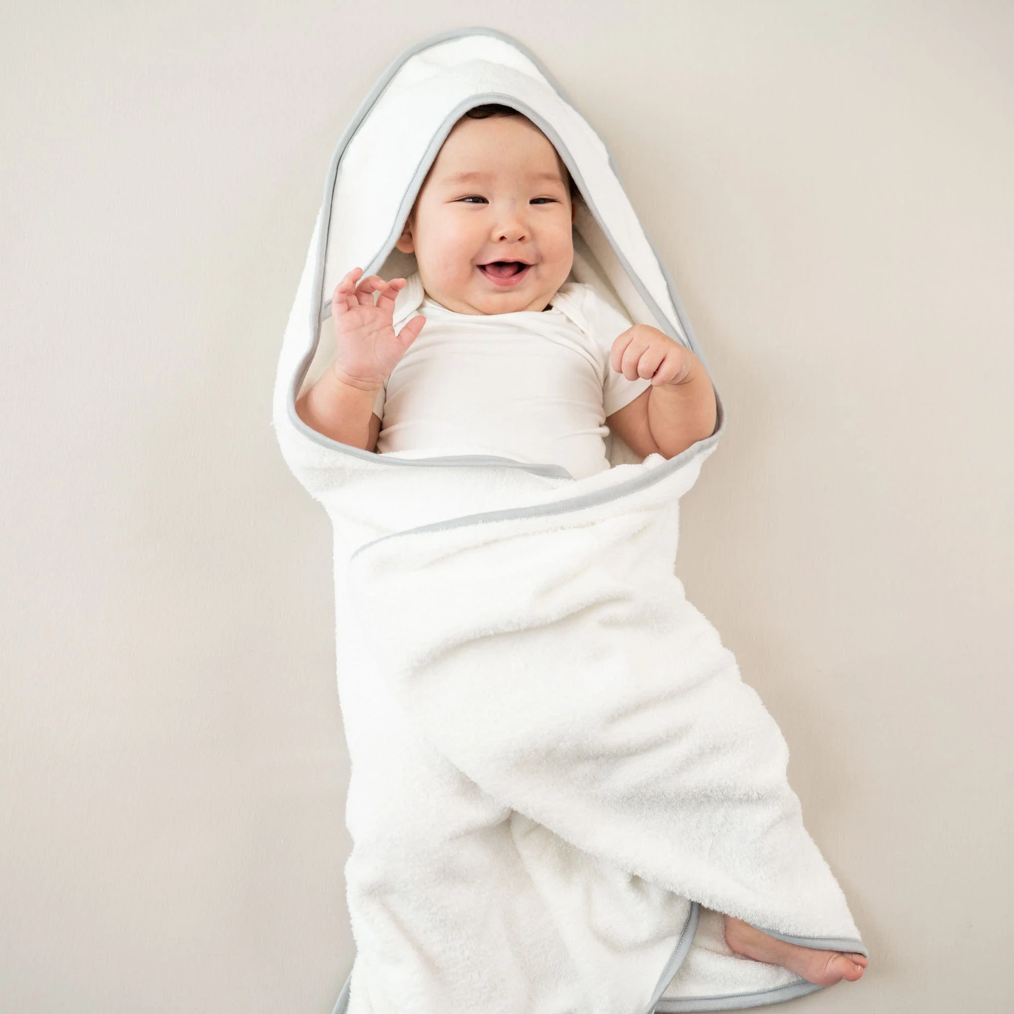 Hooded Bath Towel in Cloud with Storm Trim