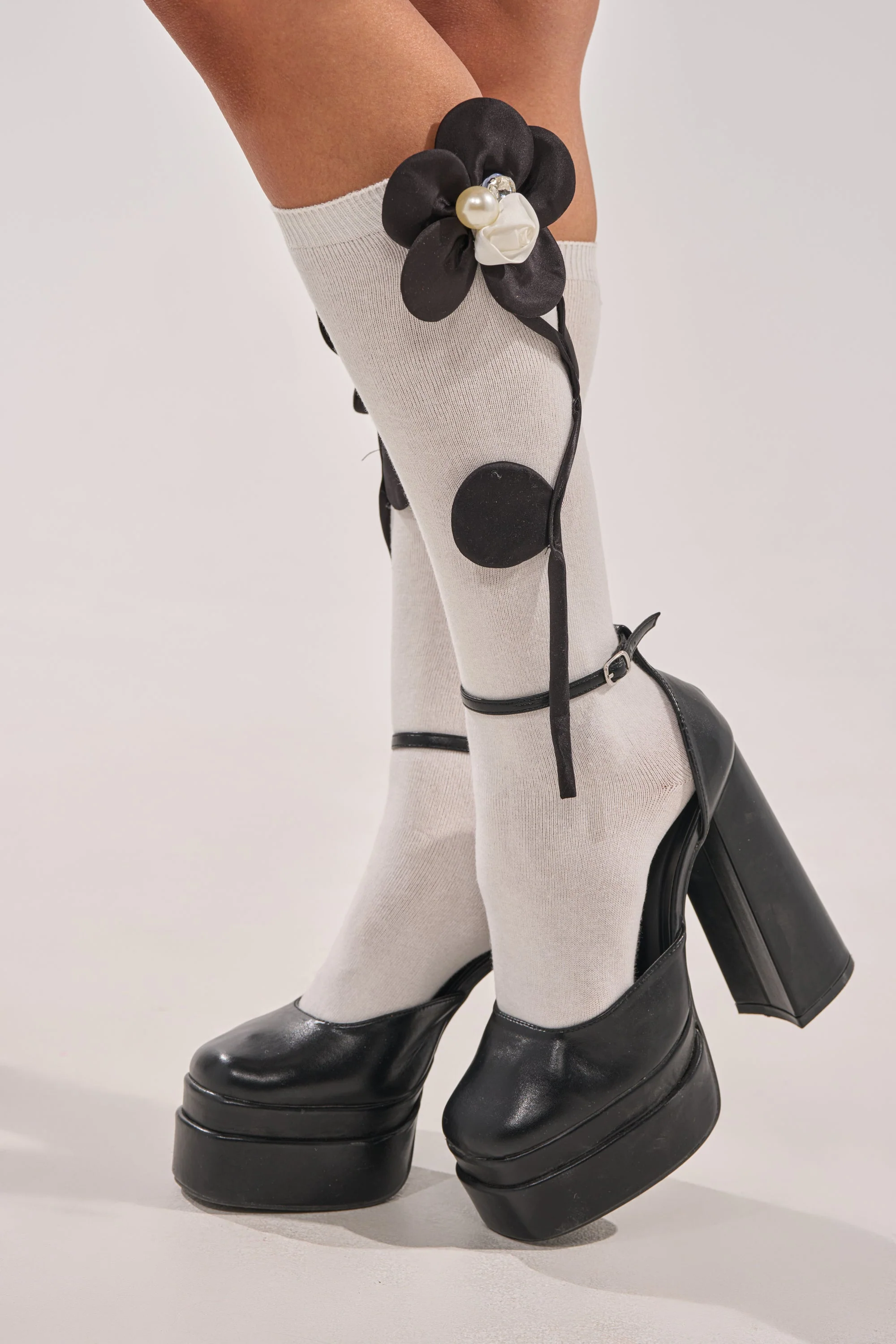 FLOWER POWER APPLIQUE SOCKS - Akira Store