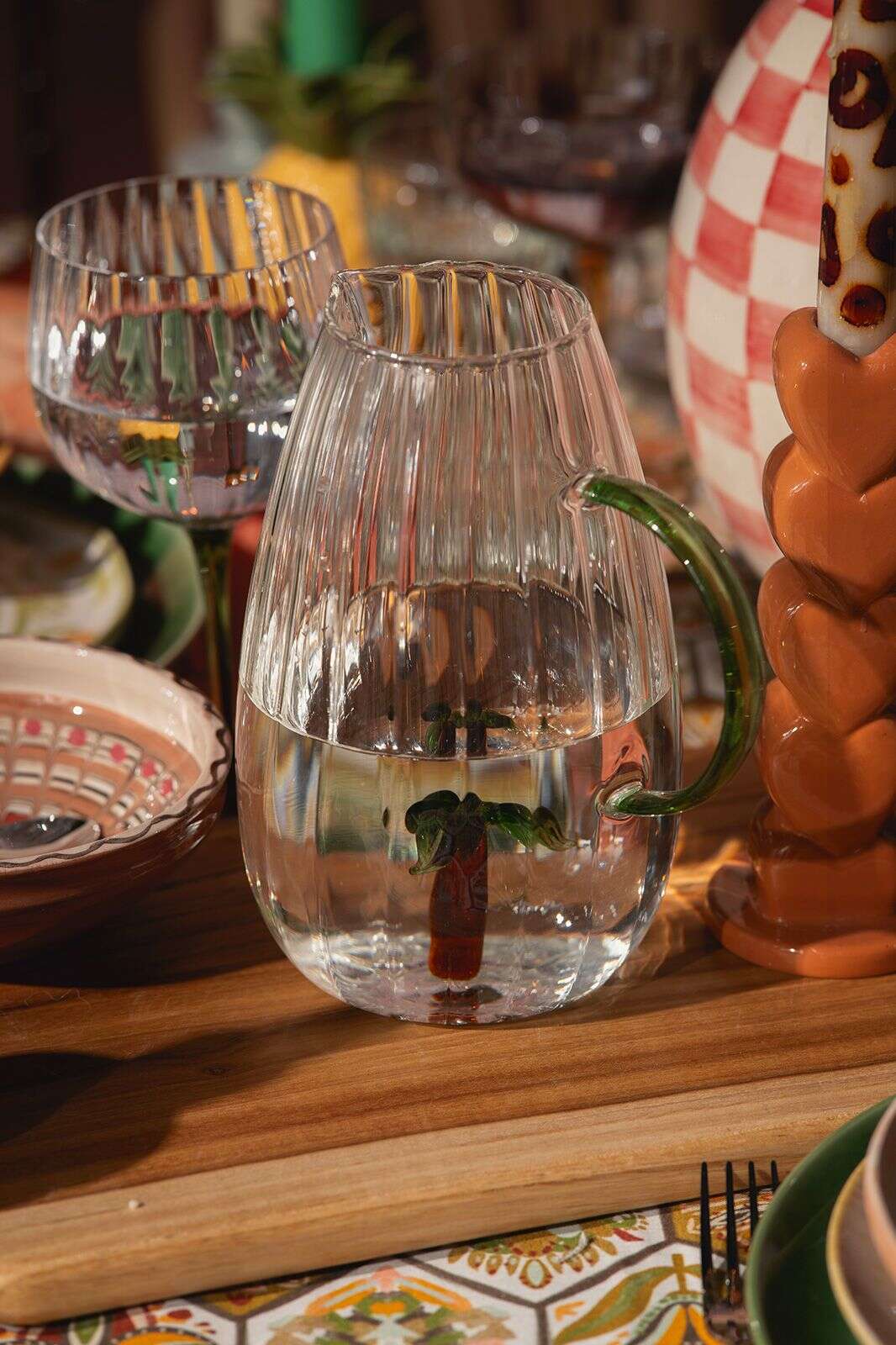 Glazen karaf met palmboom aan de binnenkant