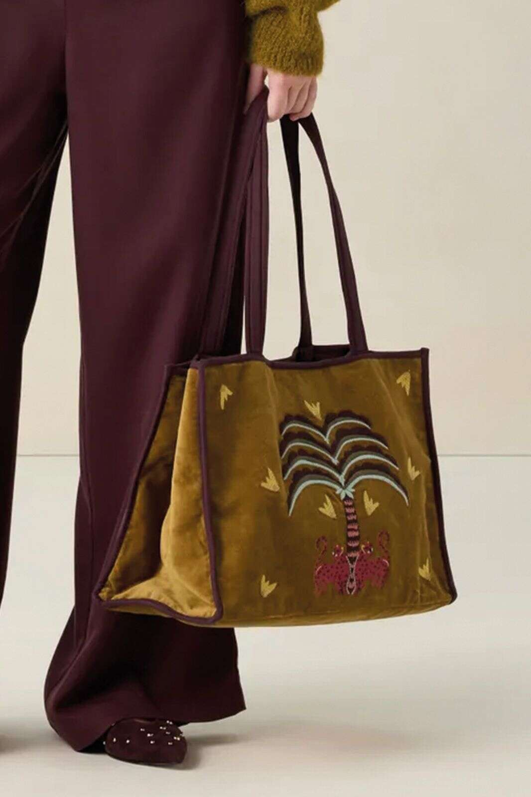 Donkergroene velvet shopper met embroidery