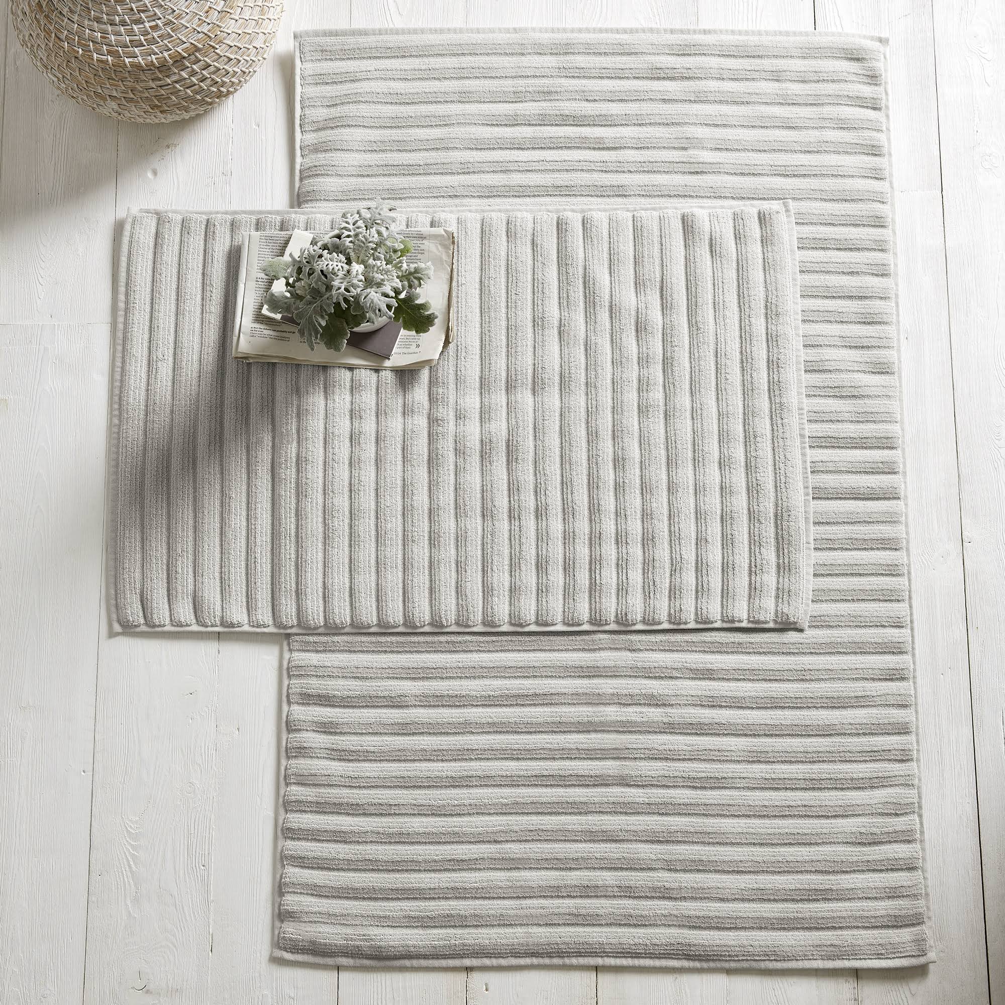 The White Company Ribbed Hydrocotton Bath Mat in Pearl Grey