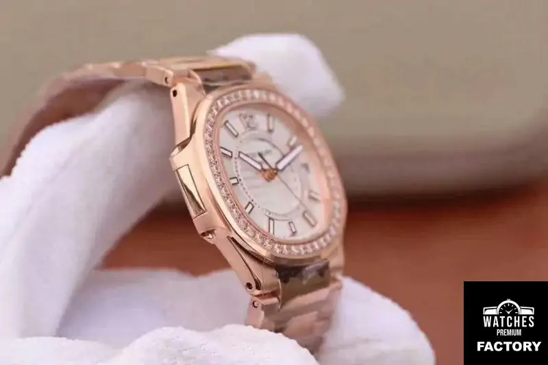 Patek Philippe Nautilus Ladies 7010 / 1R-011 Silver Dial
