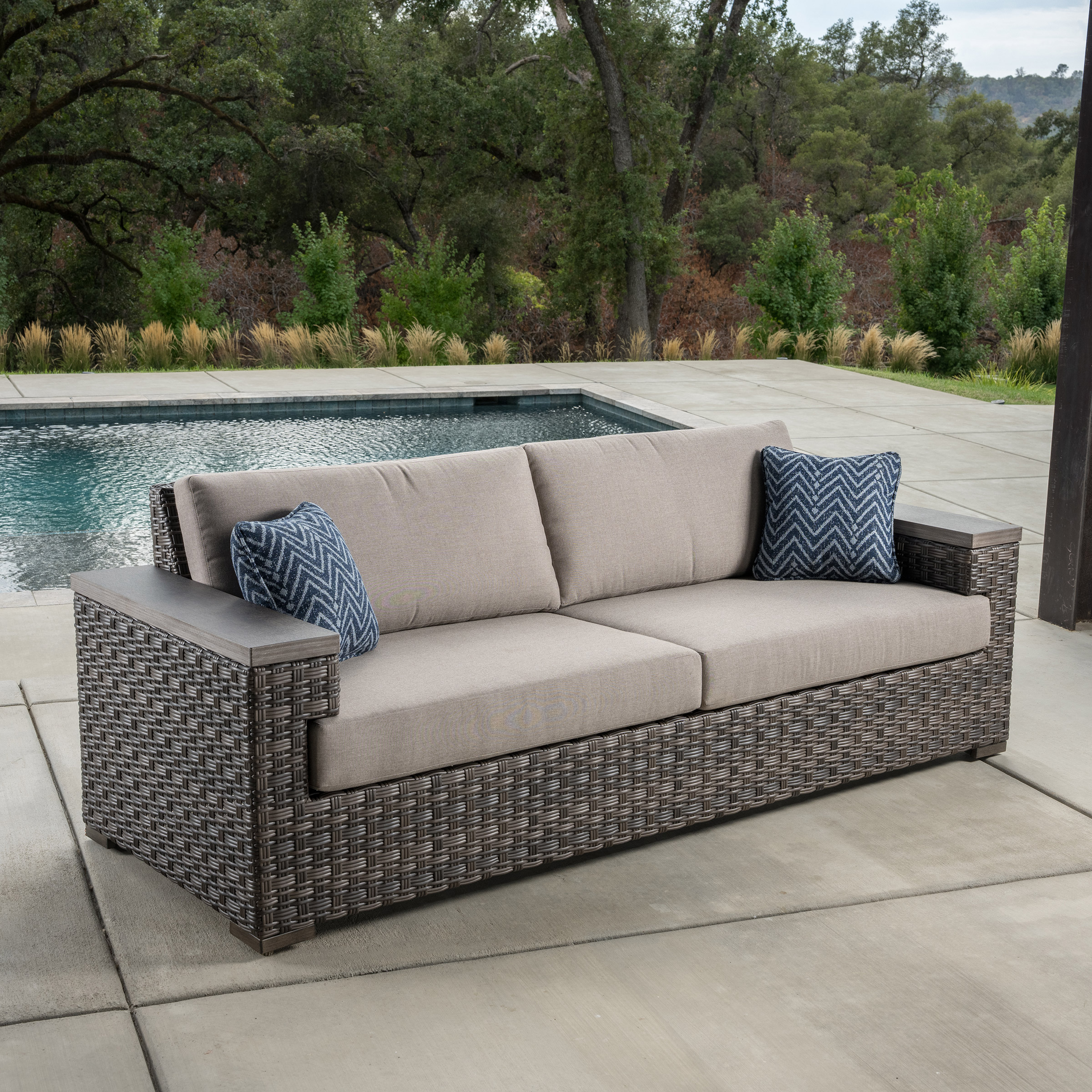 SunVilla Acadia XL 4-piece Outdoor Patio Seating Set