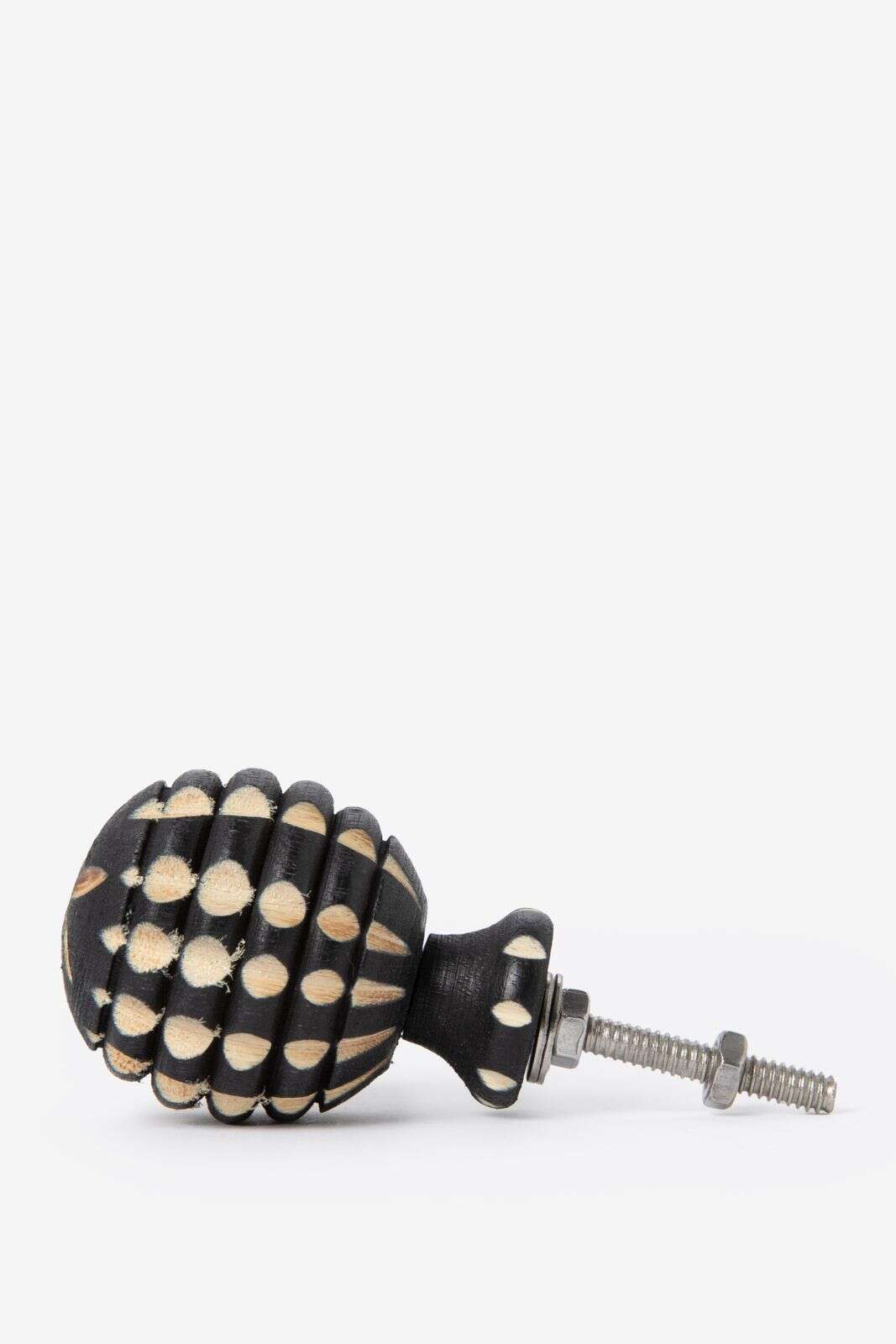 Zwarte deurknop van gesculpteerd hout