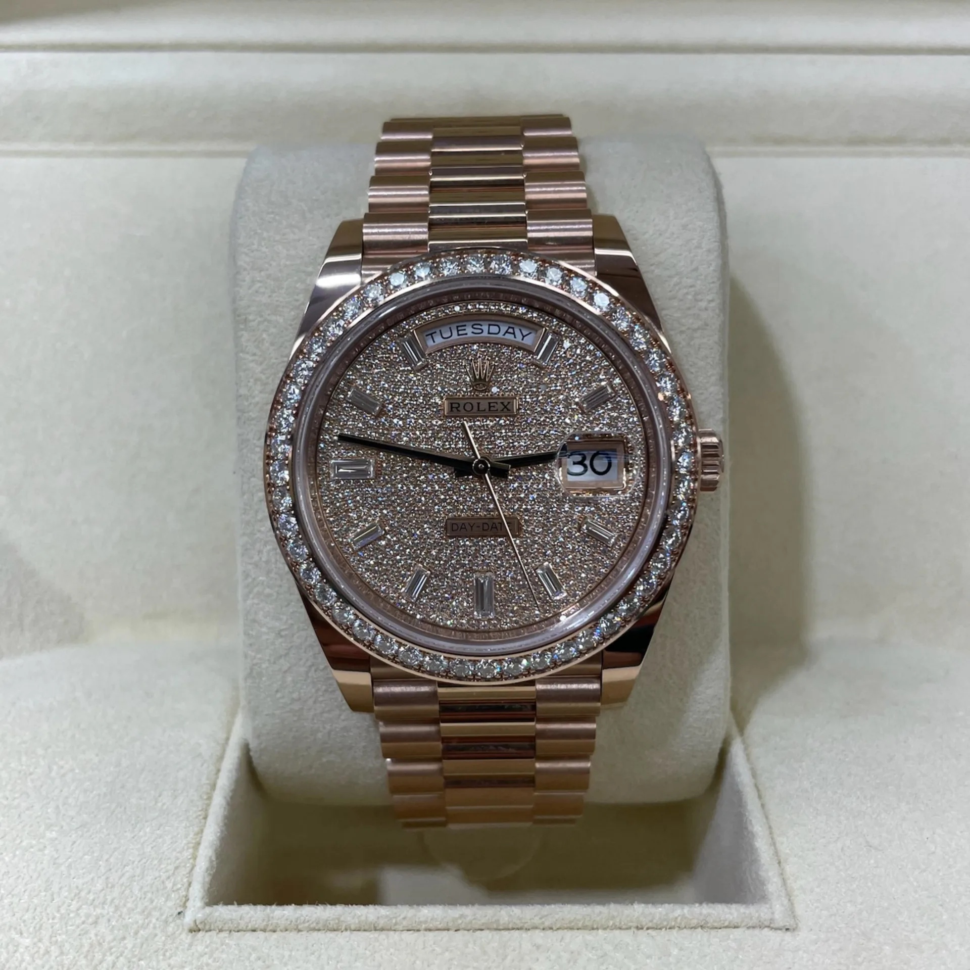[Super Clone]RLX  Day-Date 40mm Diamonds Paved Dial 228345rbr-0002【Super Clone】