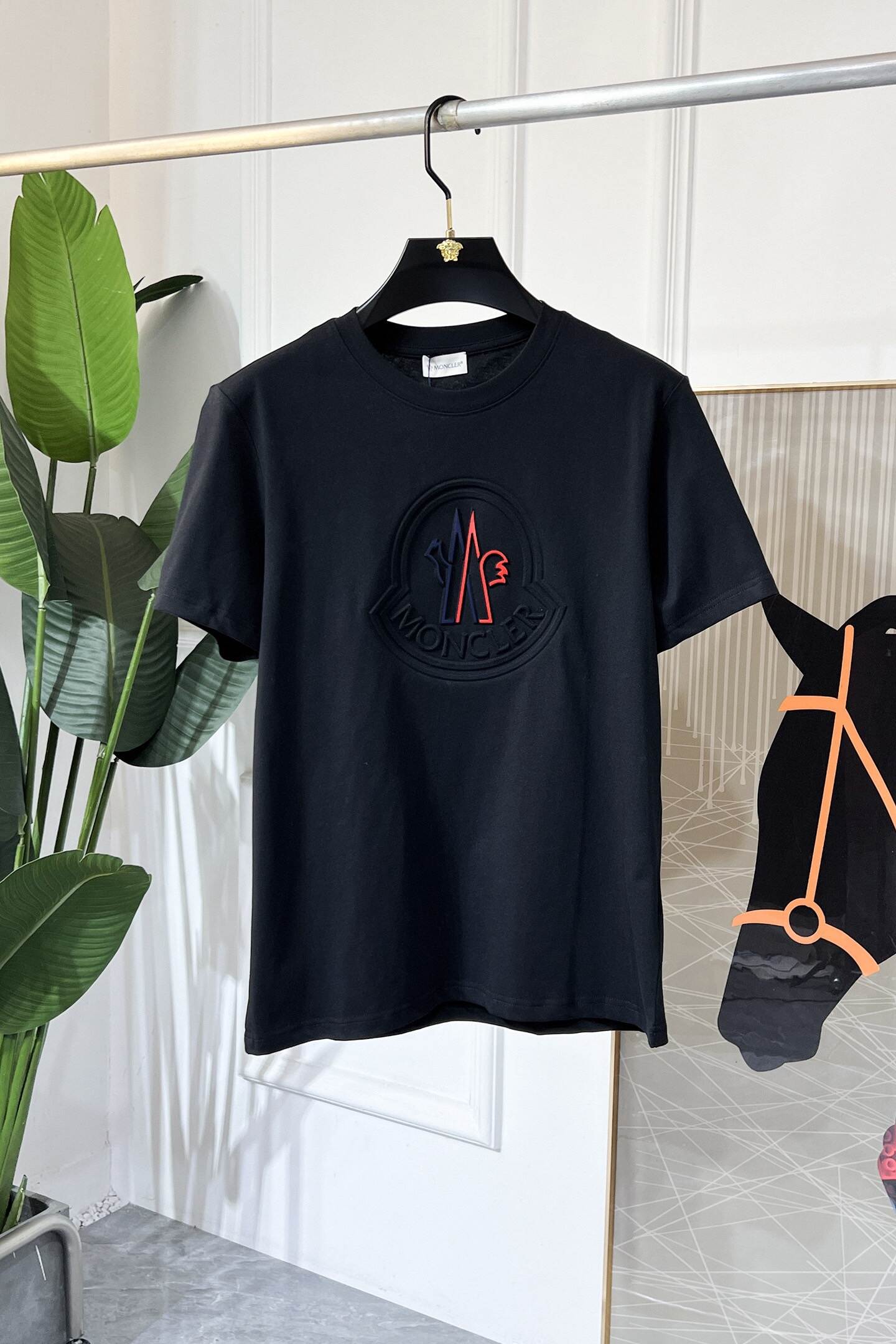 【Moncler 】（モンクレール）胸の刺繍 半袖 男女兼用Tシャツ