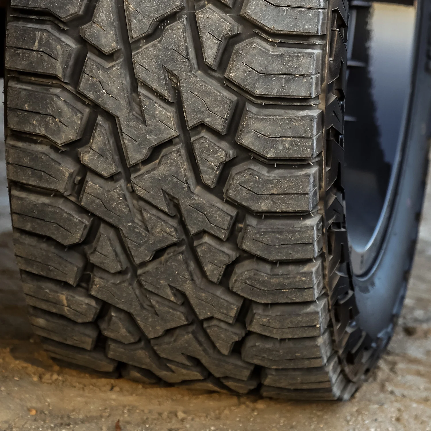 Venom Power Trail Hunter R/T 275/60R20 115T Rugged Terrain Tire
