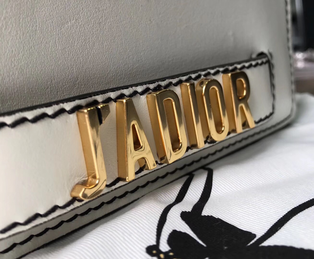 D White JAD Wallet On Chain Pouch
