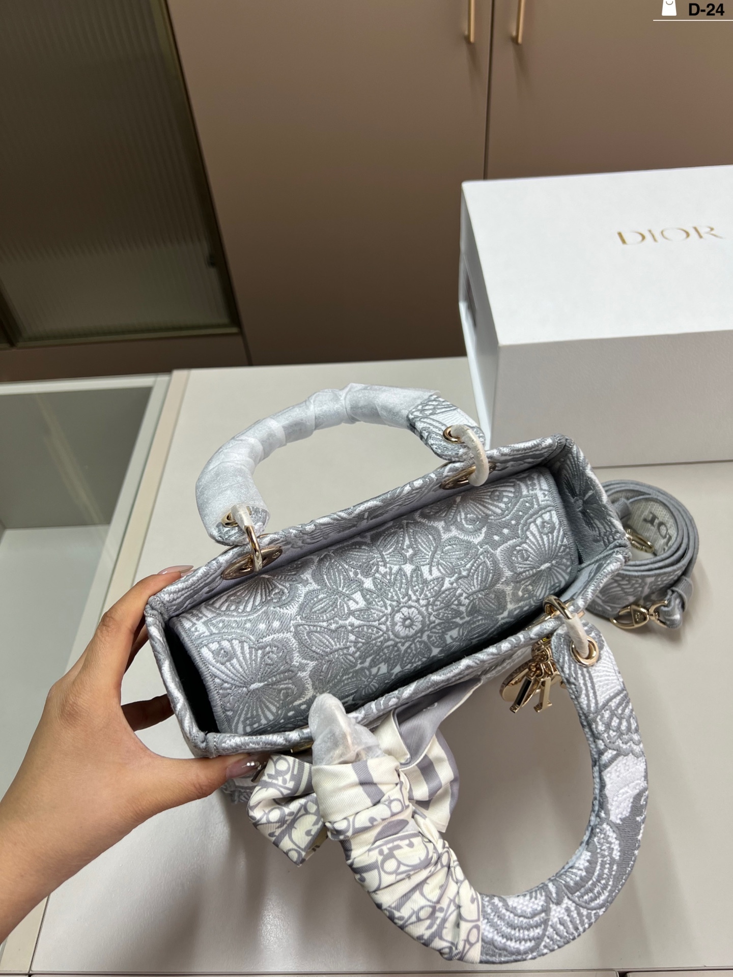 D new arrival lady bag size: 24*20 cm