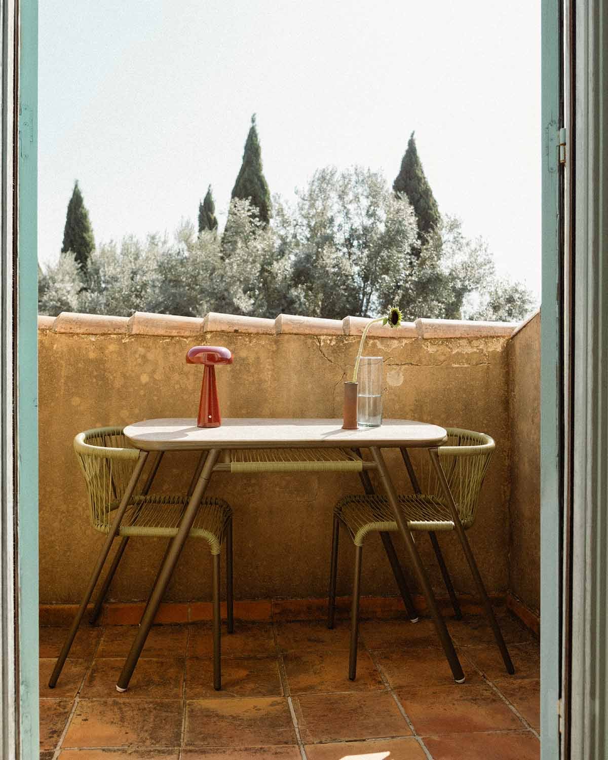 Paolo - Set de Mesa Ovalada (105x55 cm) y 2 Sillas Nido de Metal y Ratán Sintético de Exterior Paolo