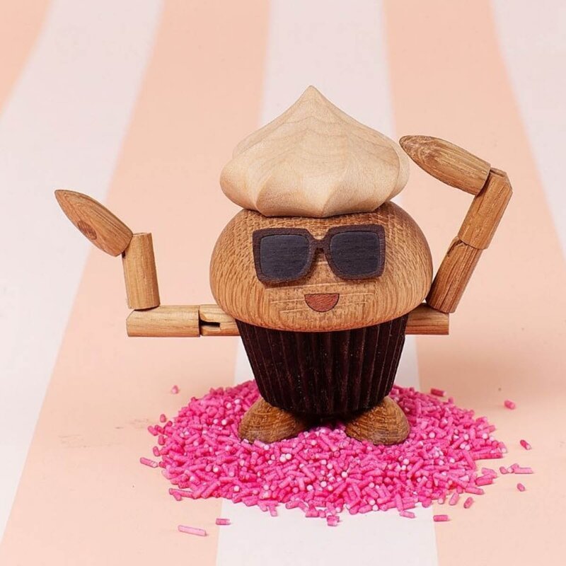 Woodies Carrie Cupcake trefigur 8 cm eik