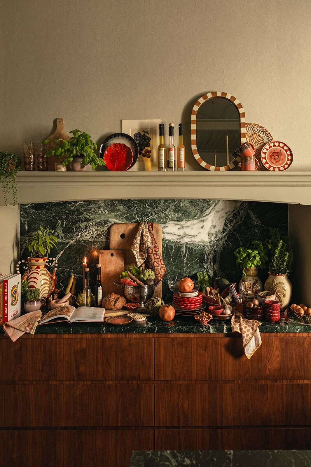 Oranje hangspiegel met geblokte omlijsting