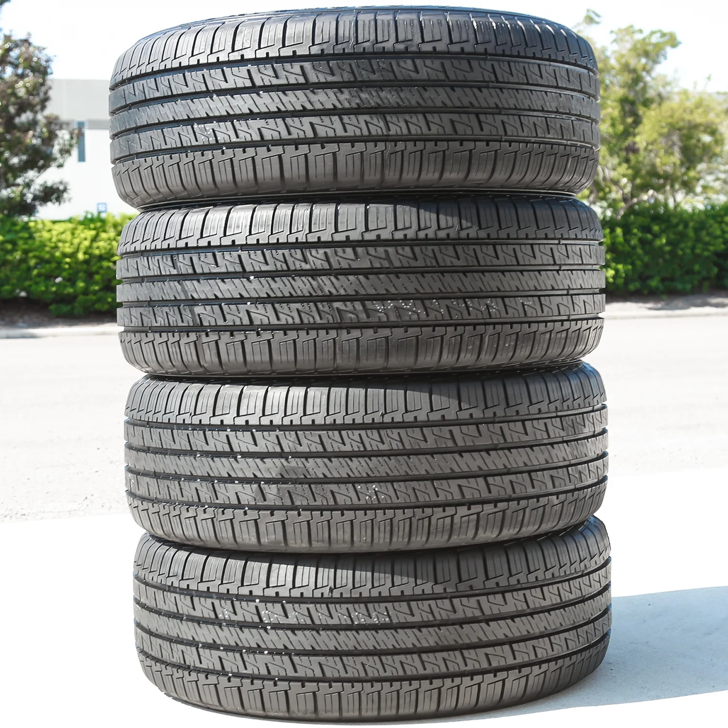 Set of 4 Goodyear Assurance Maxlife 235/55R17 99H a/S All-Season Tires