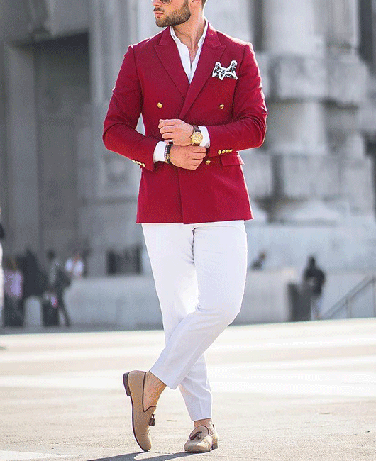 Blazer élégant à double boutonnage et col à revers.