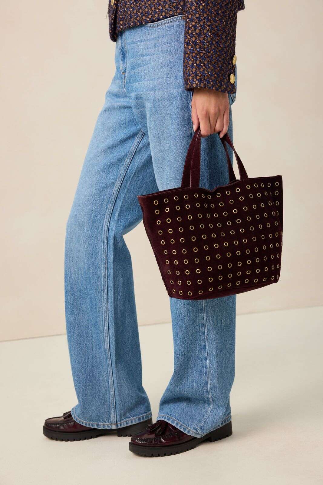 Donkerrode su&egrave;de tas met studs