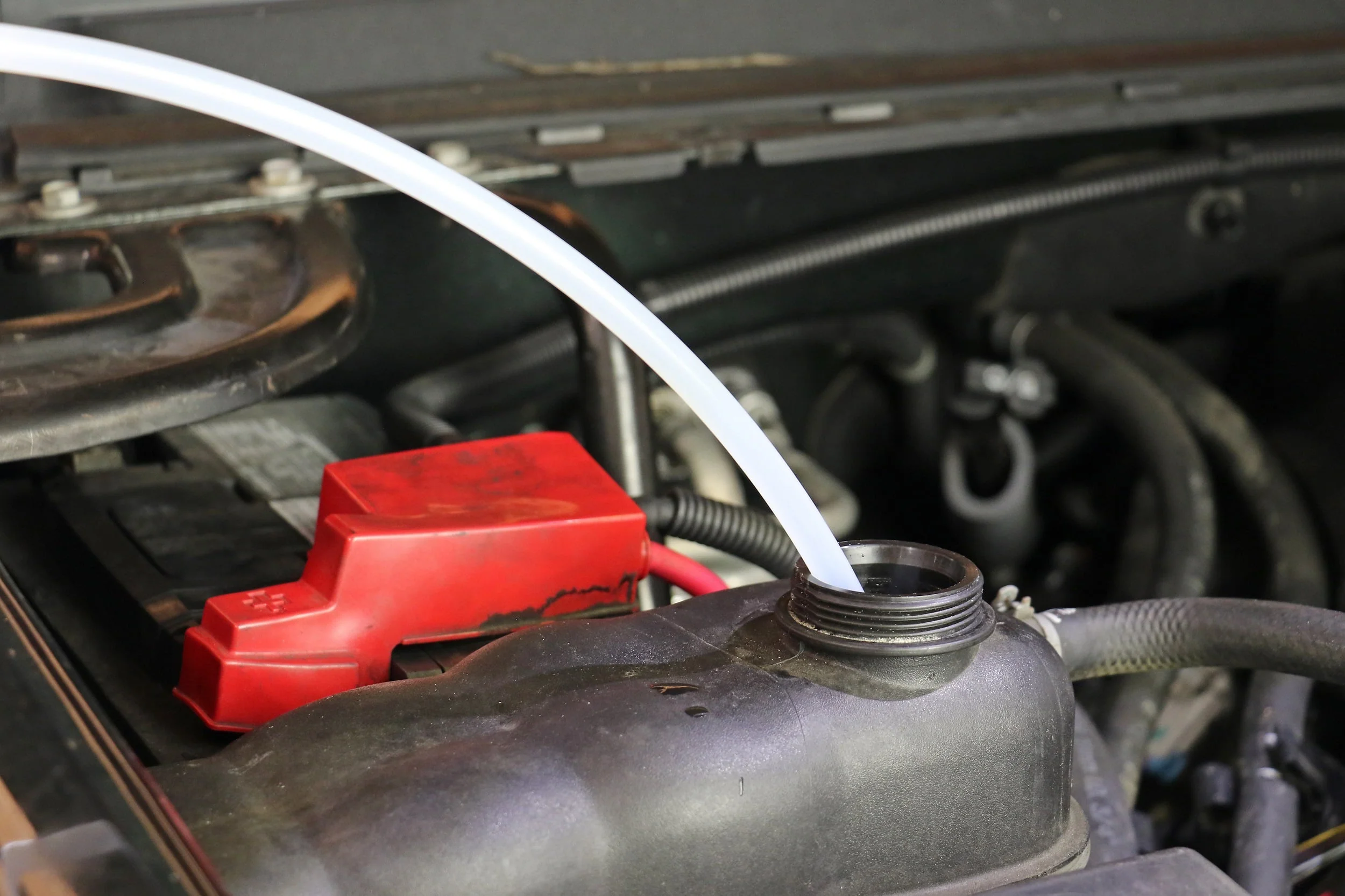 MV7300 Pneumatic Air Operated 2.3 Gallon Automotive Fluid Evacuator Kit - Image 9