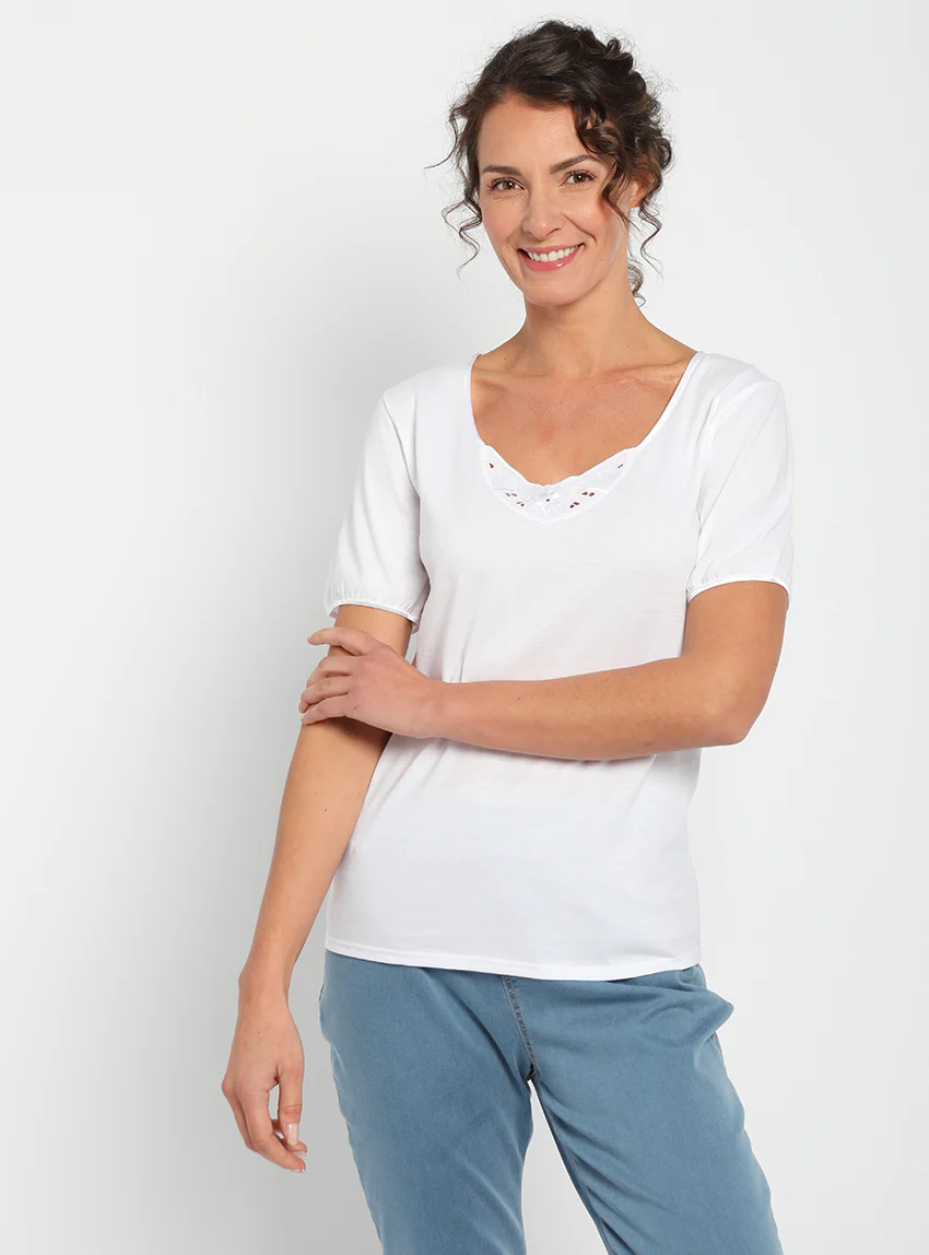 Tee-shirt femme col V brodé en coton peigné blanc