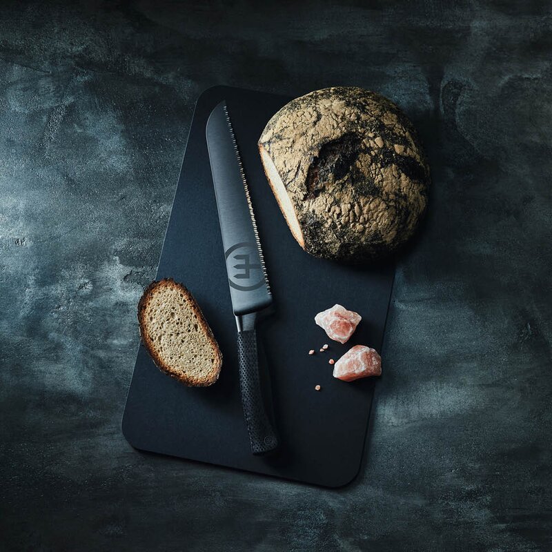 Performer brødkniv 23 cm dobbelttannet svart