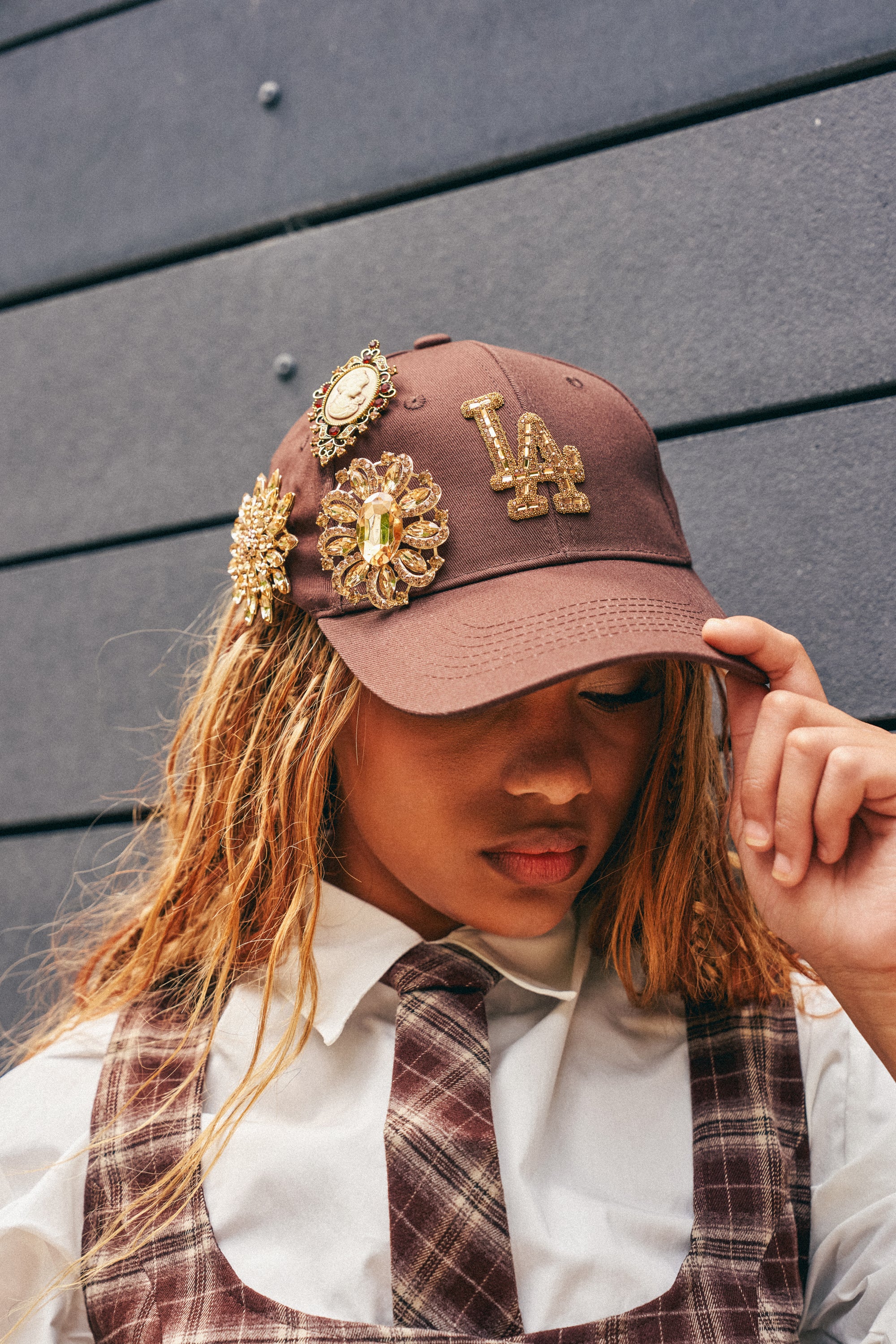 LA BADDIE HAT IN BROWN - Akira Store