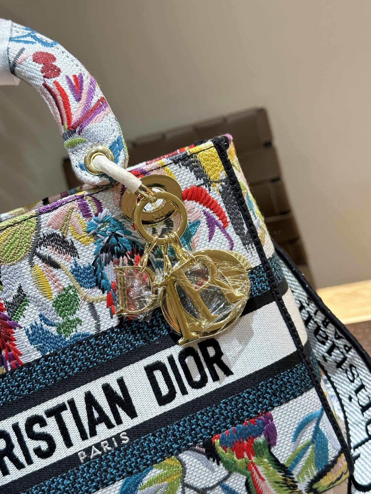 D lady bag size; 24 cm