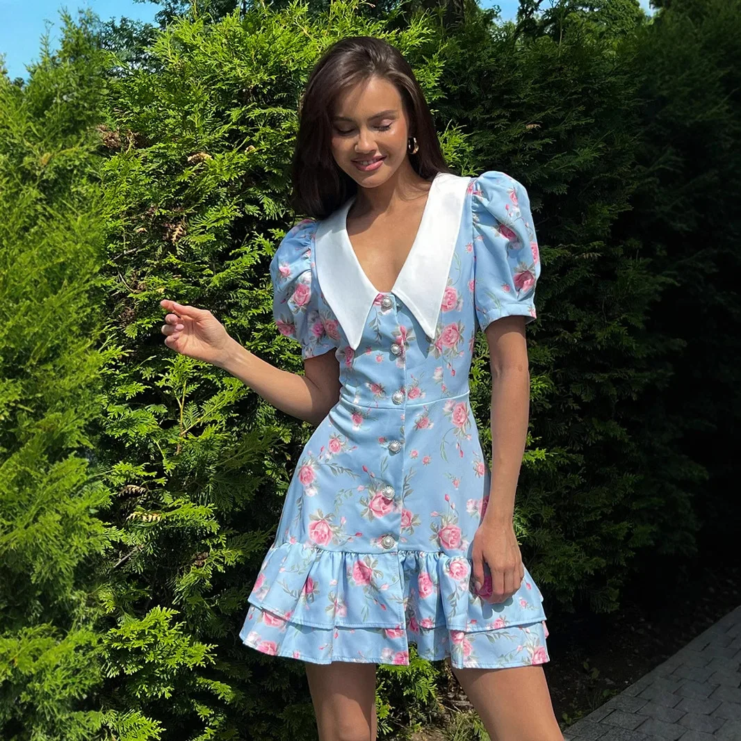 Robe courte à volants avec manches bouffantes