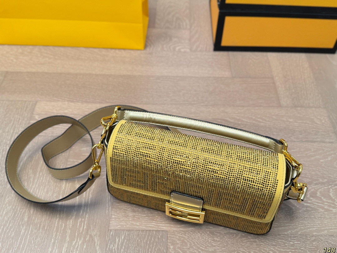 Fen new arrival Baguette Chain bag size??26*15 cm