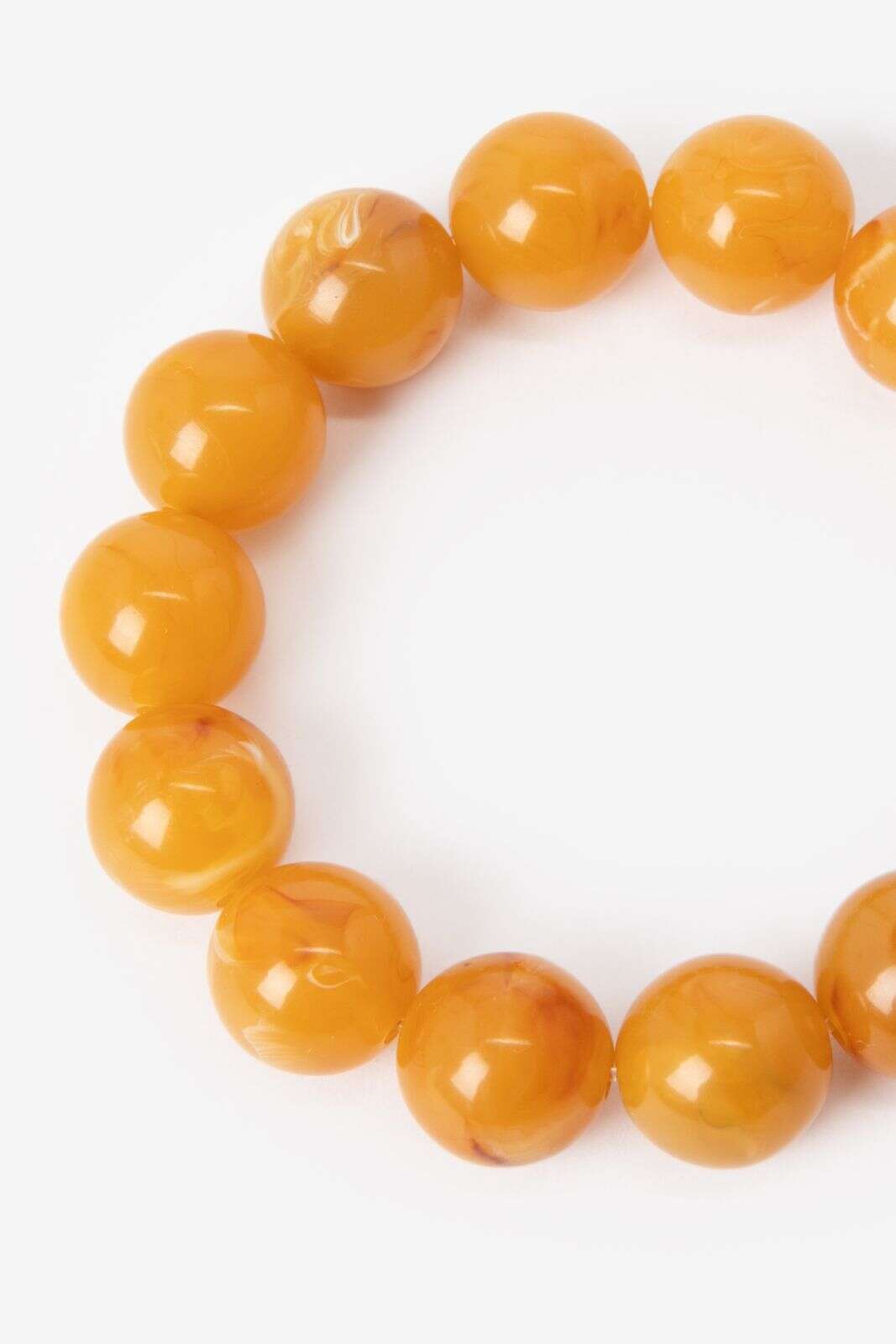 Licht oranje resin kralenarmband