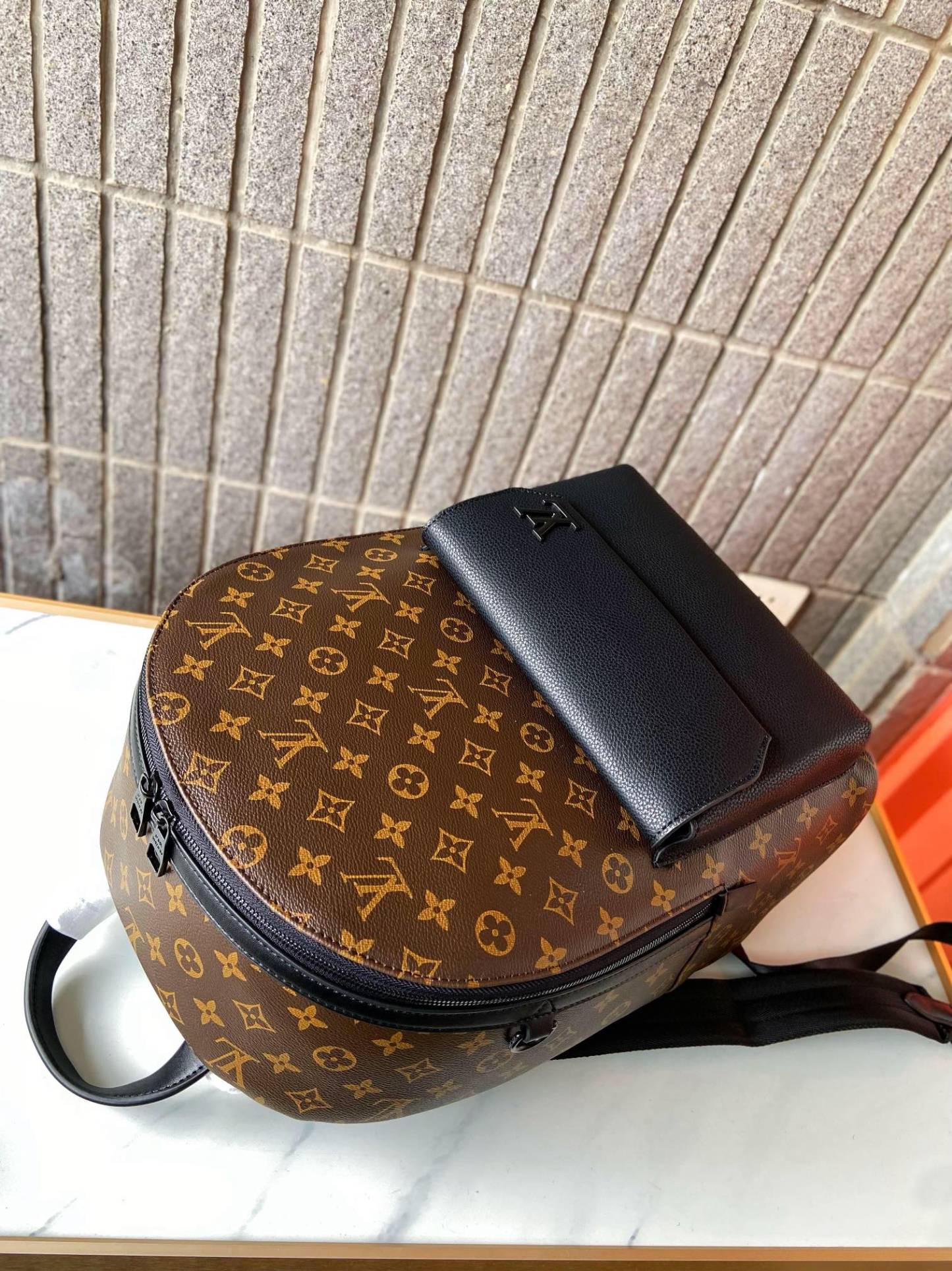 Louis new arrival ????Aerogram backpack bag size : 43 x 30 x 14 cm