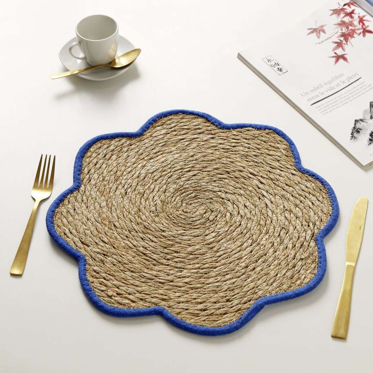 Set de table jonc de mer tressé et coton forme fleur contour bleu Ø38cm