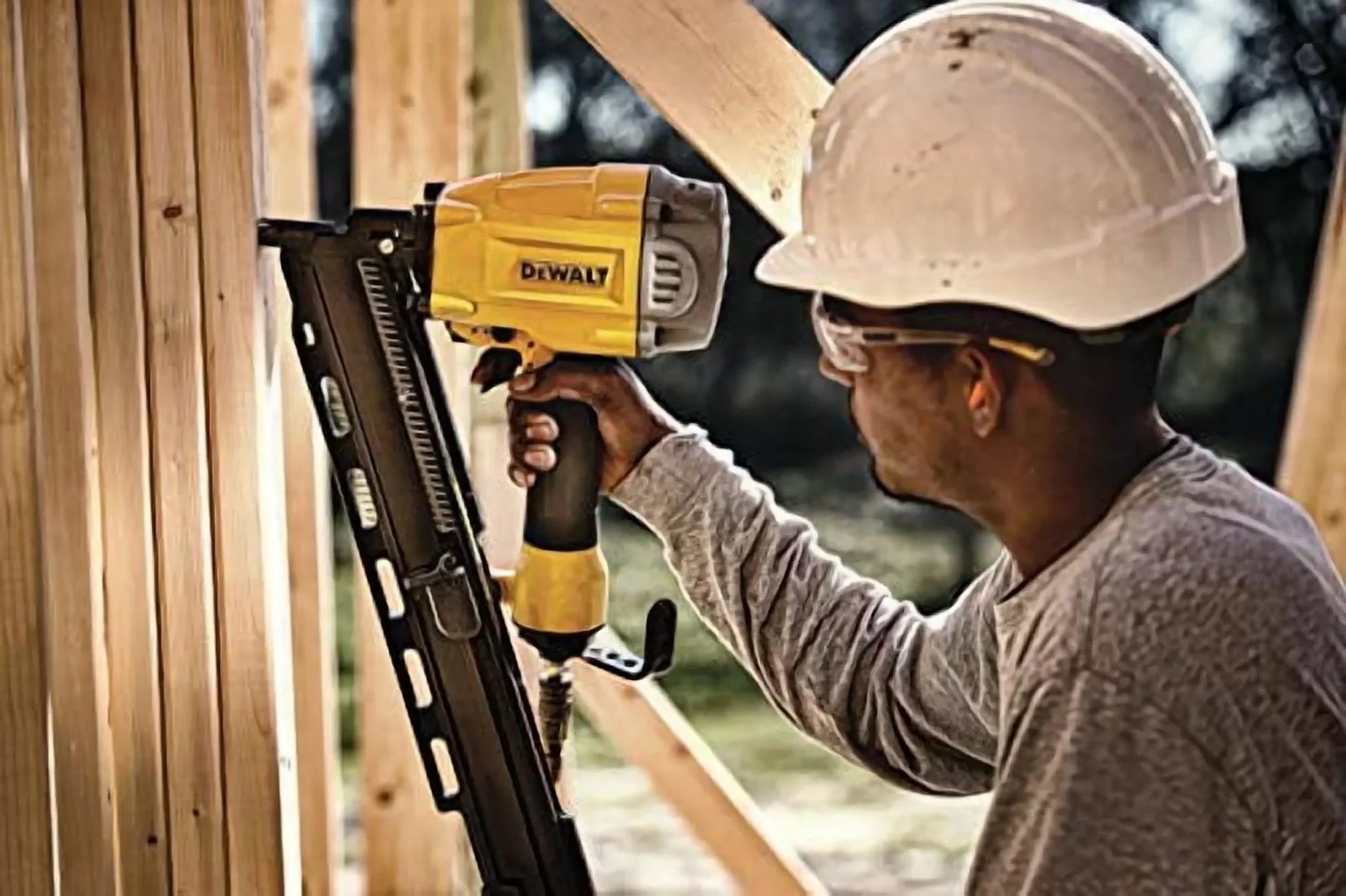 DEWALT 21 DEG PLASTIC COLLATED FRAMING NAILER DWF83PL