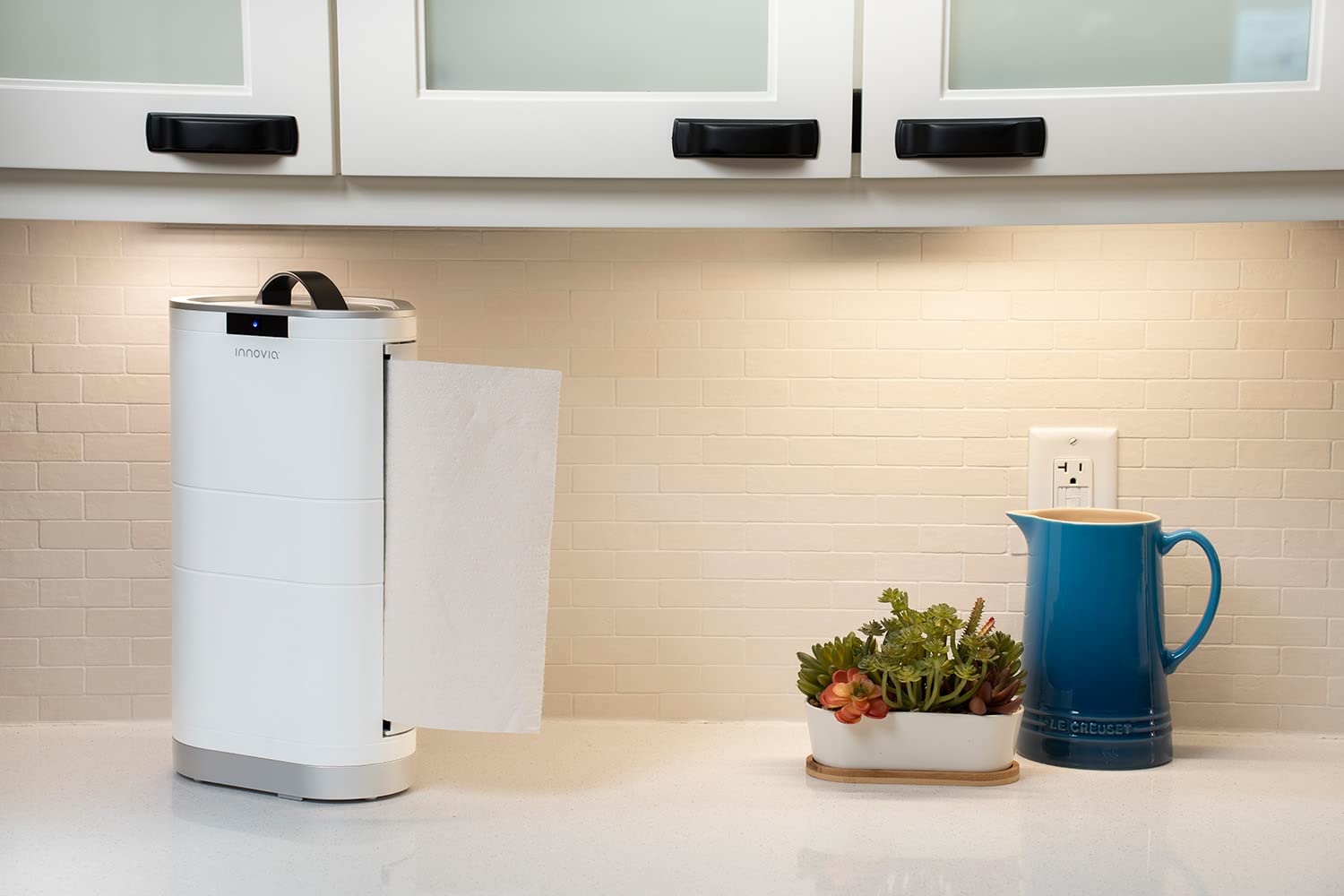 Distributeur de papier essuie-mains sans contact Innovia, blanc, à poser sur le comptoir