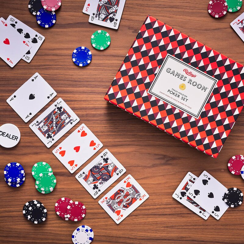 Pokersett med kort og sjetonger