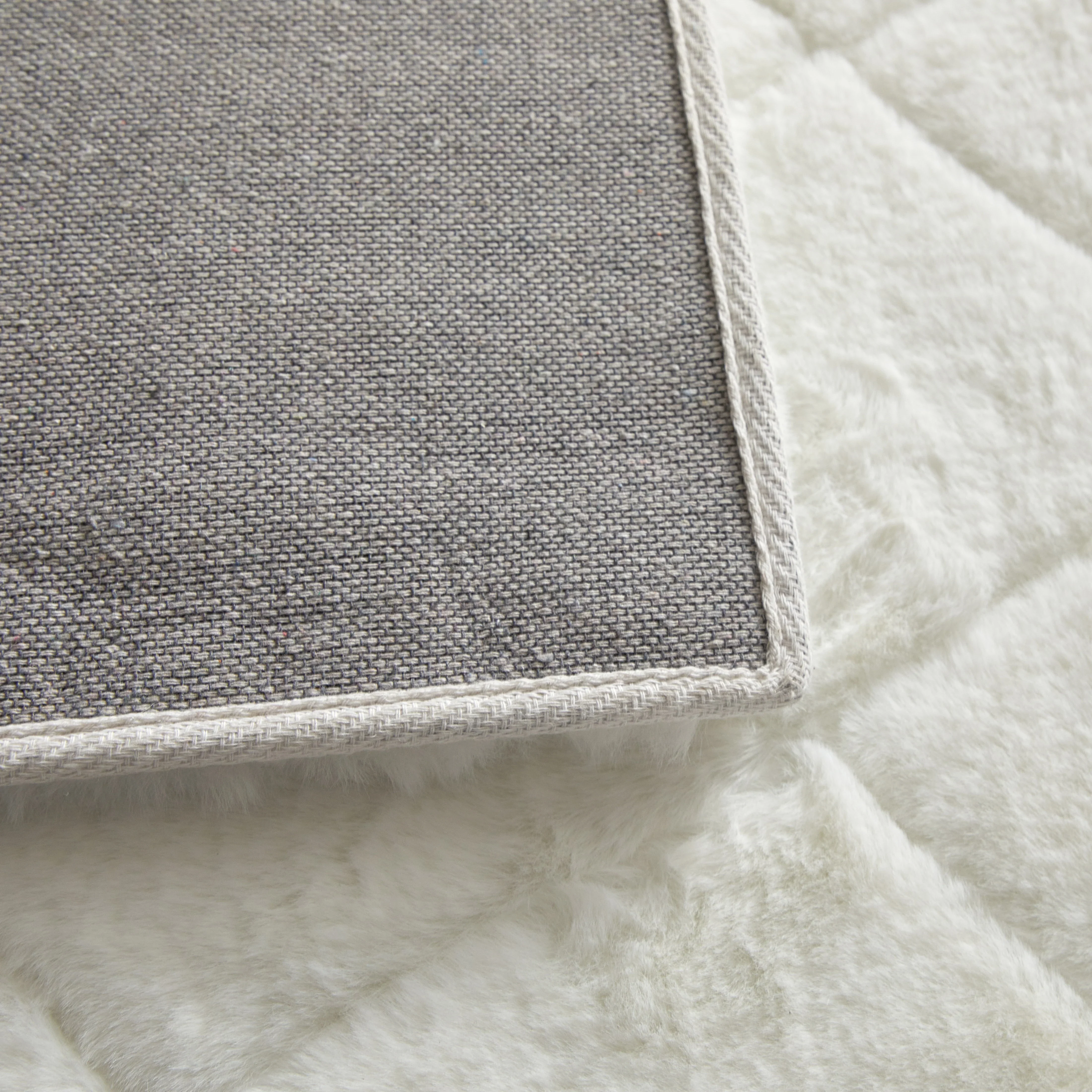 Better Homes & Gardens Diamond Faux Fur Bedroom Rug, Gray, 5'x7'